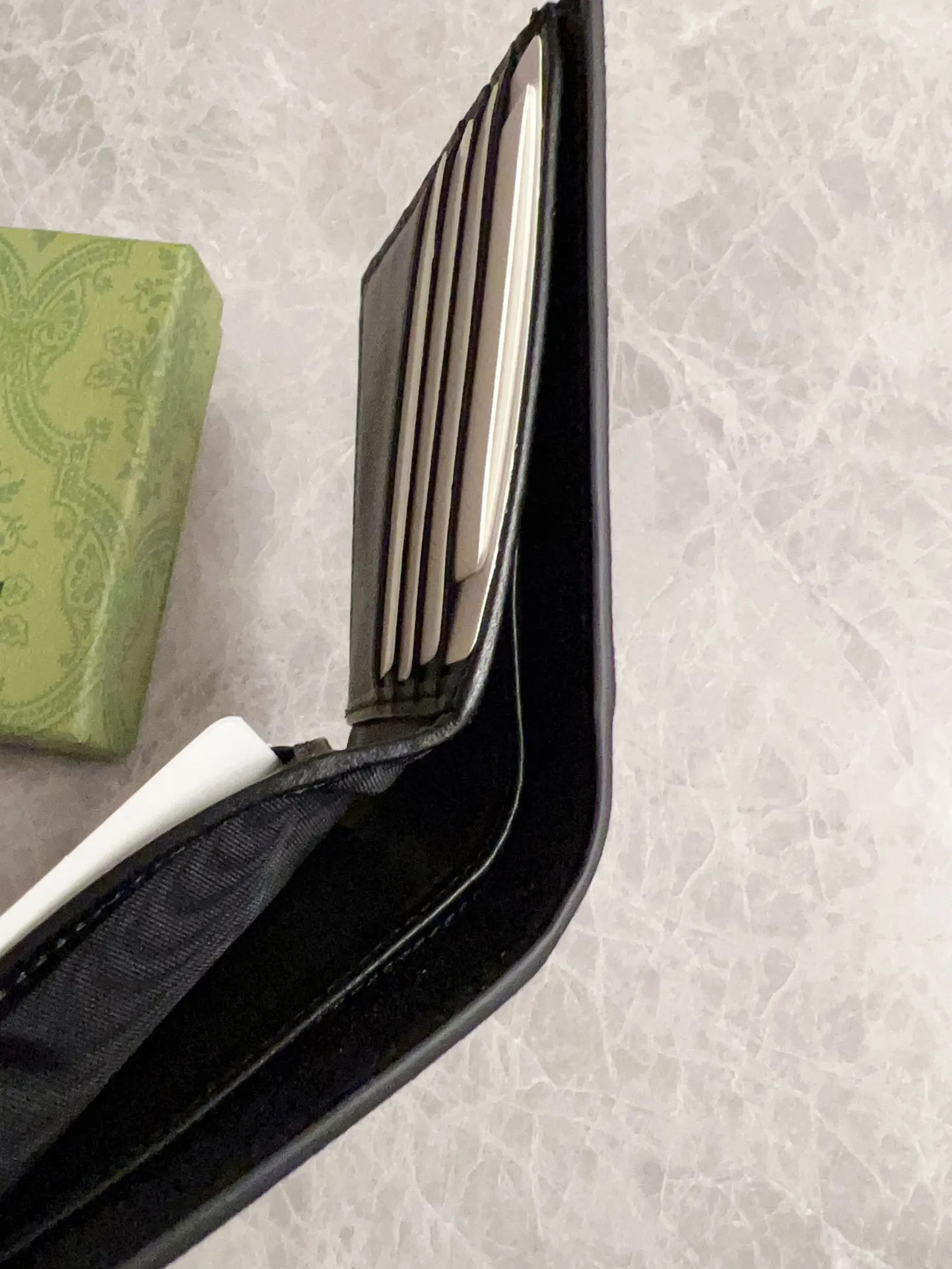 💰270 🇭🇺🇭🇺New men’s short clip wallet! 🐍🐍Synchronized with the counter, original shaved leather with high-quality PVC fabric🐍🐍tear-printed the latest Striped Snake logo🐍🐍, fine oil edge workmanship, simple and elegant, fashionable and domineering,🐍🐍Model: 451268, size: 10x9cm, color: black PVC-black "Striped Snake"