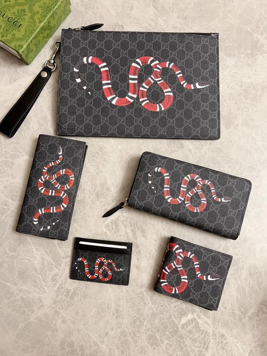 💰270 🇭🇺🇭🇺New men’s short clip wallet! 🐍🐍Synchronized with the counter, original shaved leather with high-quality PVC fabric🐍🐍tear-printed the latest Striped Snake logo🐍🐍, fine oil edge workmanship, simple and elegant, fashionable and domineering,🐍🐍Model: 451268, size: 10x9cm, color: black PVC-black "Striped Snake"