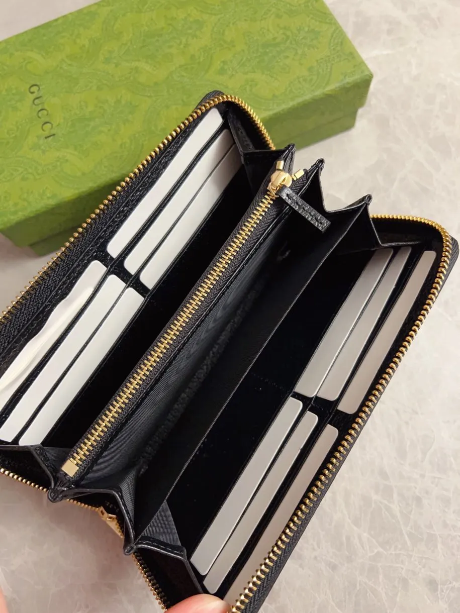 💰460🇭🇺🇭🇺Gucci’s latest ~ Men’s zipper wallet🪅🪅 embellished with hollow interlocking Double G details, cleverly matched with GG Supreme canvas, 🪅🪅Create an accessory with both modern style and classic style🪅🪅The iconic interlocking Double G logo, which comes from the brand founder Guccio Mr. Gucci's initials are constantly being reinterpreted in various forms and styles🪅🪅Model: 701423 Dimensions: 19x 10x 3cm