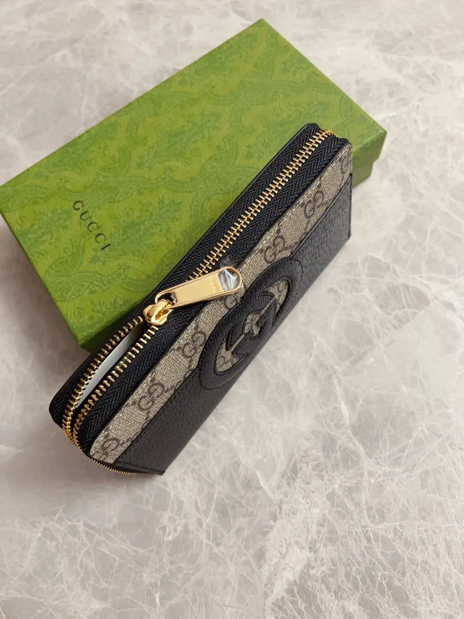 💰460🇭🇺🇭🇺Gucci’s latest ~ Men’s zipper wallet🪅🪅 embellished with hollow interlocking Double G details, cleverly matched with GG Supreme canvas, 🪅🪅Create an accessory with both modern style and classic style🪅🪅The iconic interlocking Double G logo, which comes from the brand founder Guccio Mr. Gucci's initials are constantly being reinterpreted in various forms and styles🪅🪅Model: 701423 Dimensions: 19x 10x 3cm