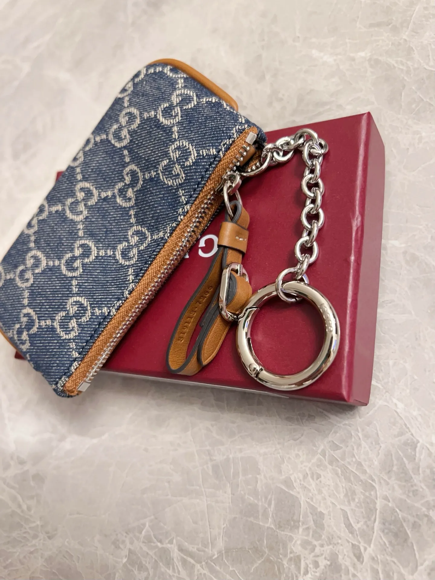 💰350 🇭🇺🇭🇺Original product! 🧽🧽jackie1961 denim denim series launches a new compact and noble style🧽🧽White hardware buckles and washed denim make the whole design exude elegance and timelessness🧽🧽Exquisite and fashionable! 🧽🧽Model: 819113, size: 12x7.5cm, color: denim/brown leather👉🏻Lipstick bag-key bag💄