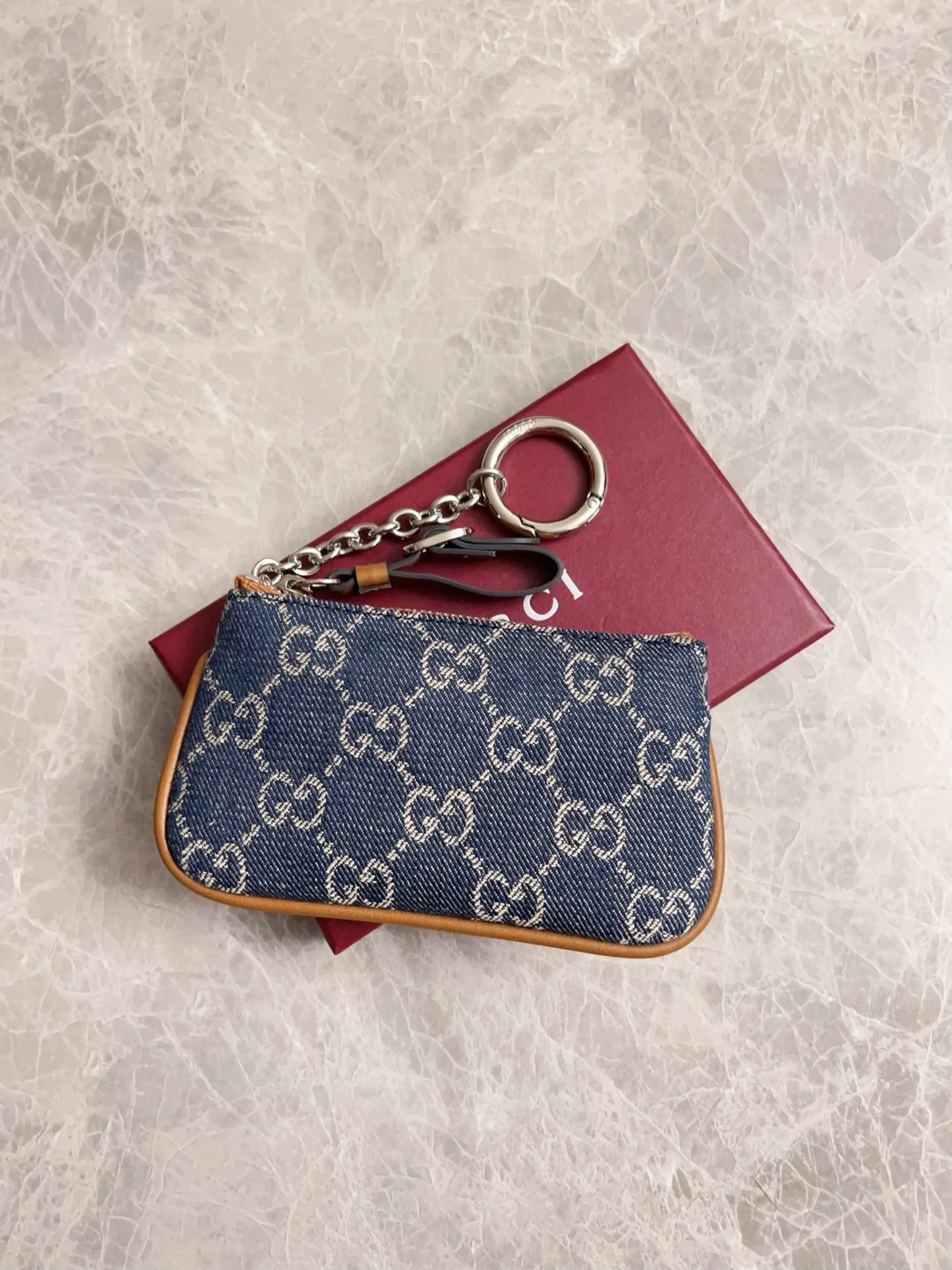 💰350 🇭🇺🇭🇺Original product! 🧽🧽jackie1961 denim denim series launches a new compact and noble style🧽🧽White hardware buckles and washed denim make the whole design exude elegance and timelessness🧽🧽Exquisite and fashionable! 🧽🧽Model: 819113, size: 12x7.5cm, color: denim/brown leather👉🏻Lipstick bag-key bag💄