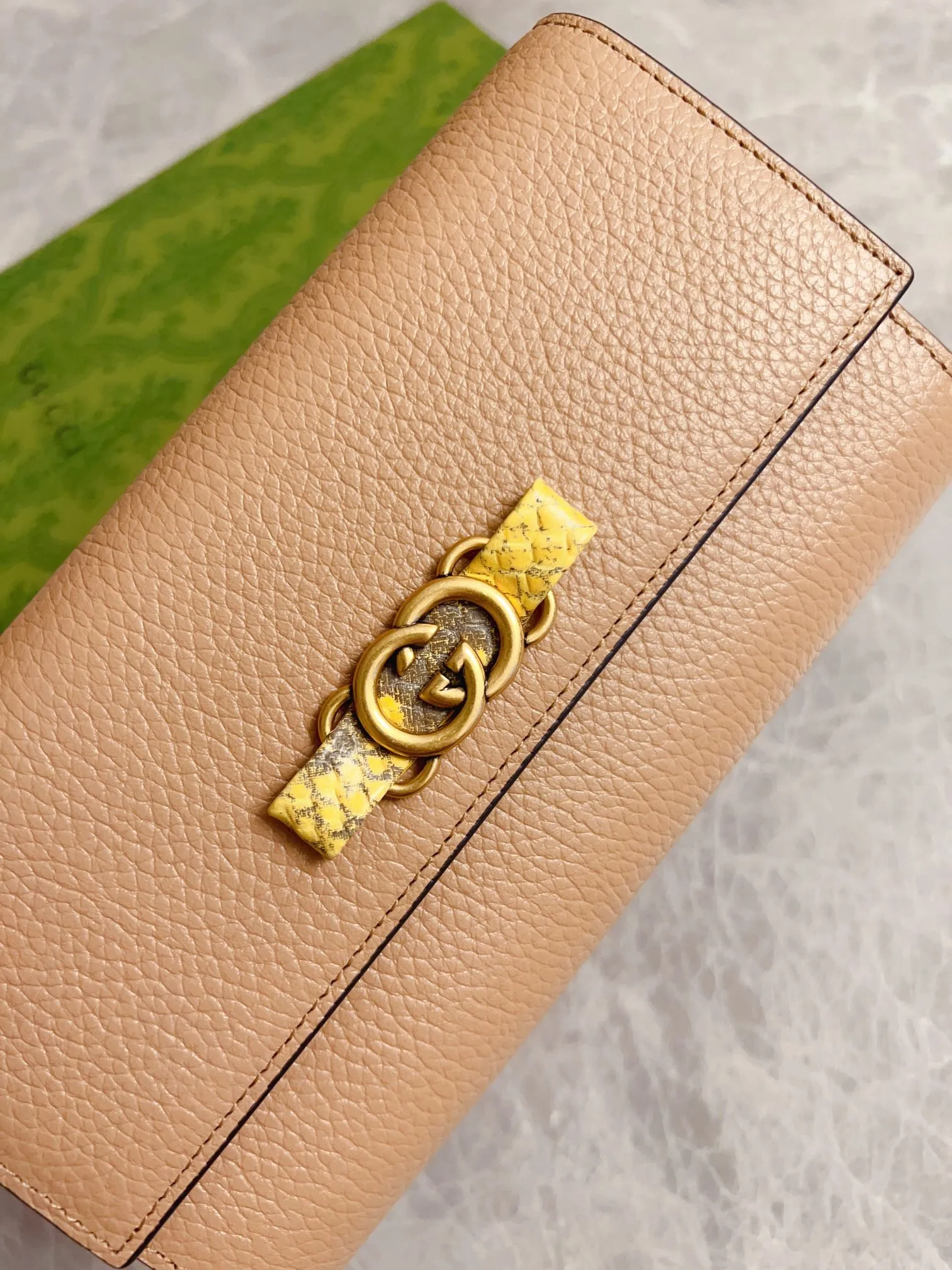 💰460🇮🇹🇮🇹Gucci’s latest ~ Interlocking Double G python leather bow wallet🍓🍓Made of original factory calfskin, 🍓🍓Butterfly on the front The knot is made with python leather piping and interlocking G details in antique gold tones, 🍓🍓Iconic fashion piece🍓🍓Model: 750461, Size: 19x 10x3.5cm