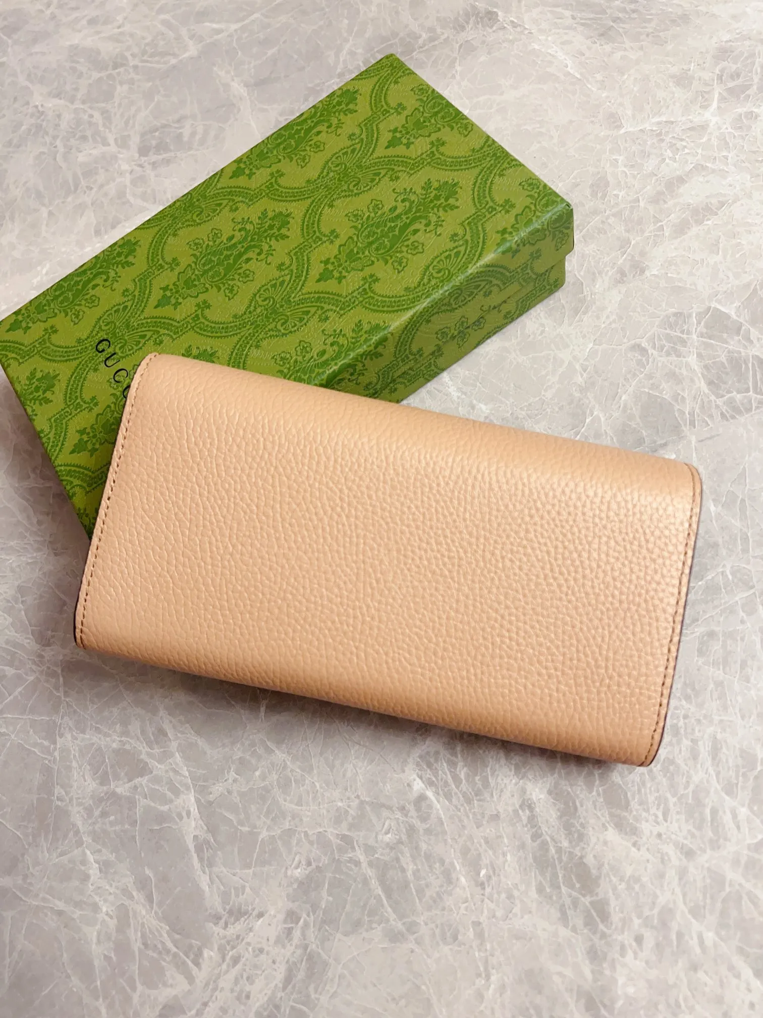 💰460🇮🇹🇮🇹Gucci’s latest ~ Interlocking Double G python leather bow wallet🍓🍓Made of original factory calfskin, 🍓🍓Butterfly on the front The knot is made with python leather piping and interlocking G details in antique gold tones, 🍓🍓Iconic fashion piece🍓🍓Model: 750461, Size: 19x 10x3.5cm