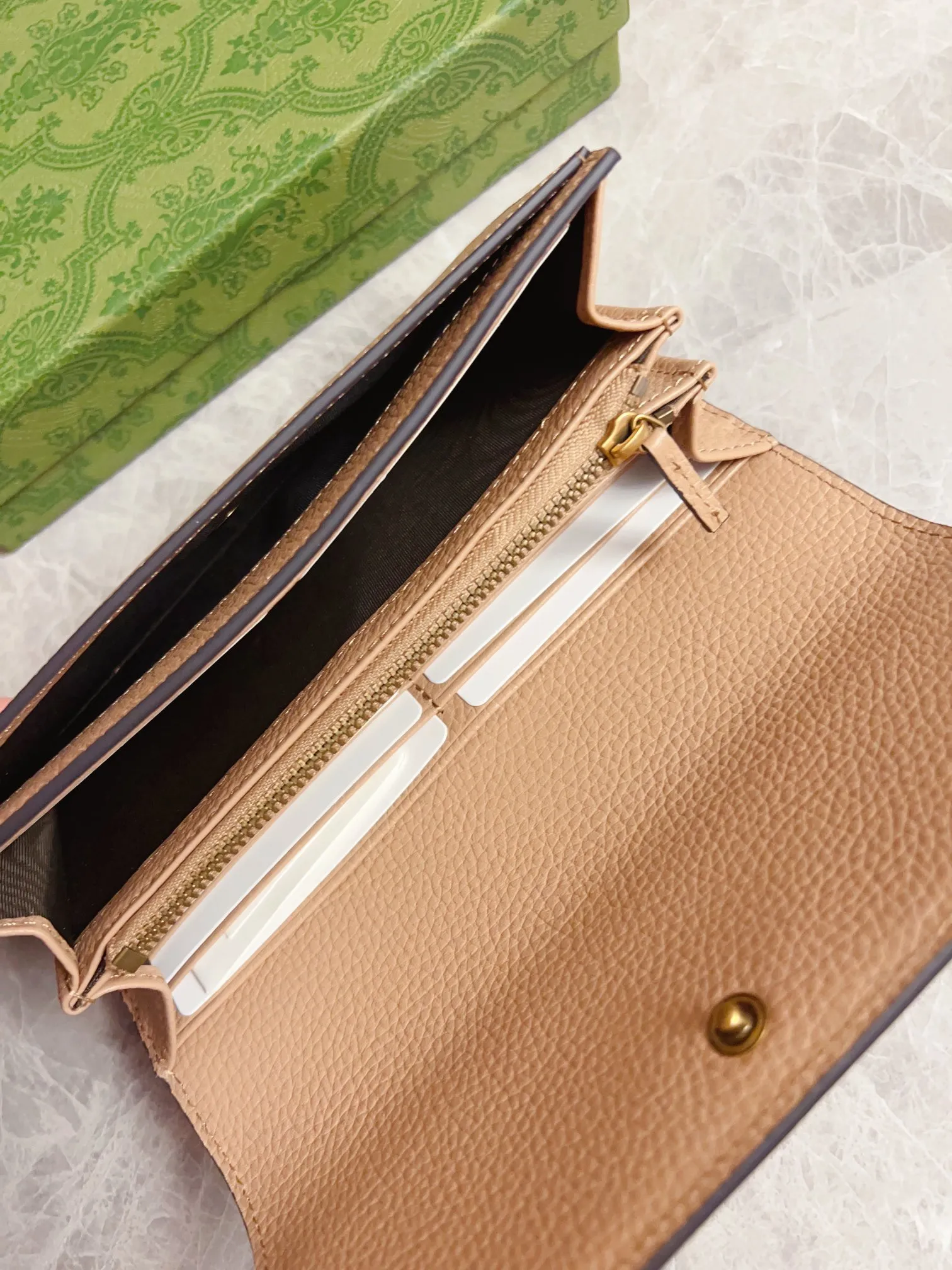 💰460🇮🇹🇮🇹Gucci’s latest ~ Interlocking Double G python leather bow wallet🍓🍓Made of original factory calfskin, 🍓🍓Butterfly on the front The knot is made with python leather piping and interlocking G details in antique gold tones, 🍓🍓Iconic fashion piece🍓🍓Model: 750461, Size: 19x 10x3.5cm