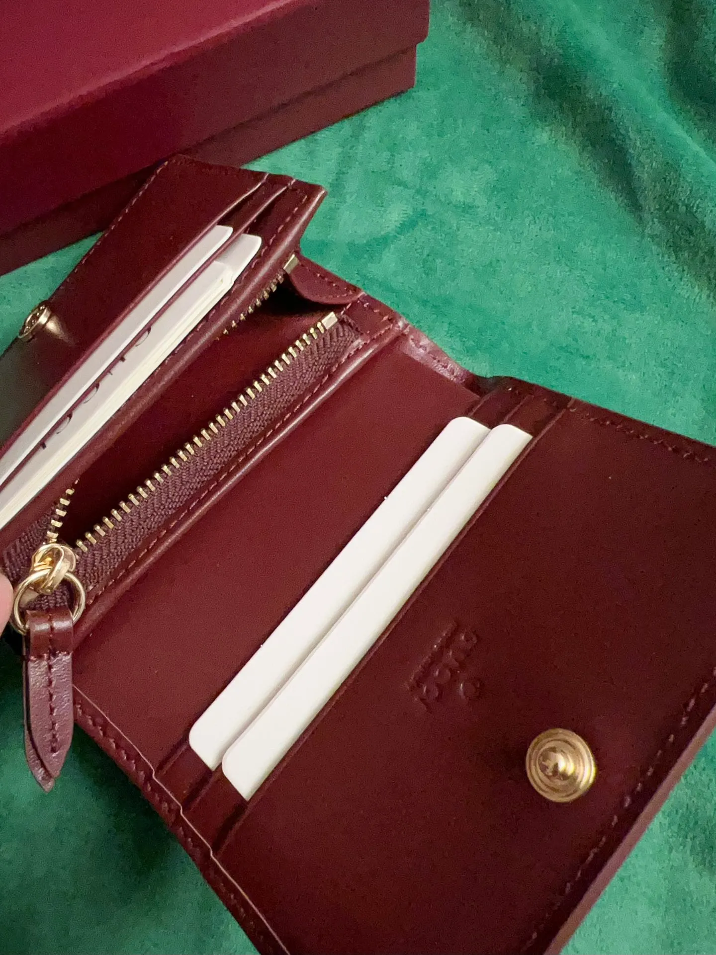 💰360 🇭🇺🇭🇺New products on official website! Exquisite small card holder~wallet🐹🐹PVC with burgundy calfskin, with cute and exquisite cartoon patterns on the leather! 🐹🐹Style number 818767, size: 11x8x3cm, 🐹🐹Little red cat, puppy, panda, owl, exquisite and cute! Original product!