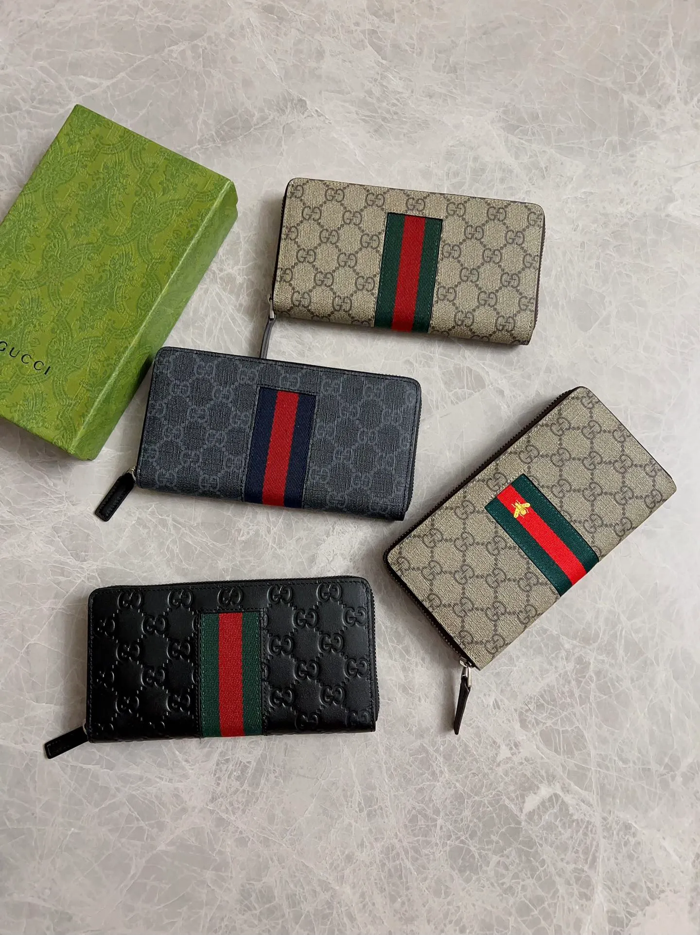 💰390 🇭🇺🇭🇺Original product, style number: 408831, counter quality 💯top imported cowhide! Made of original hardware, cotton zippers, oiled edges and fine workmanship. 😋😋Synchronized with counters. Size: 19x10x2.5cm. Color: pvc brown bee🐝