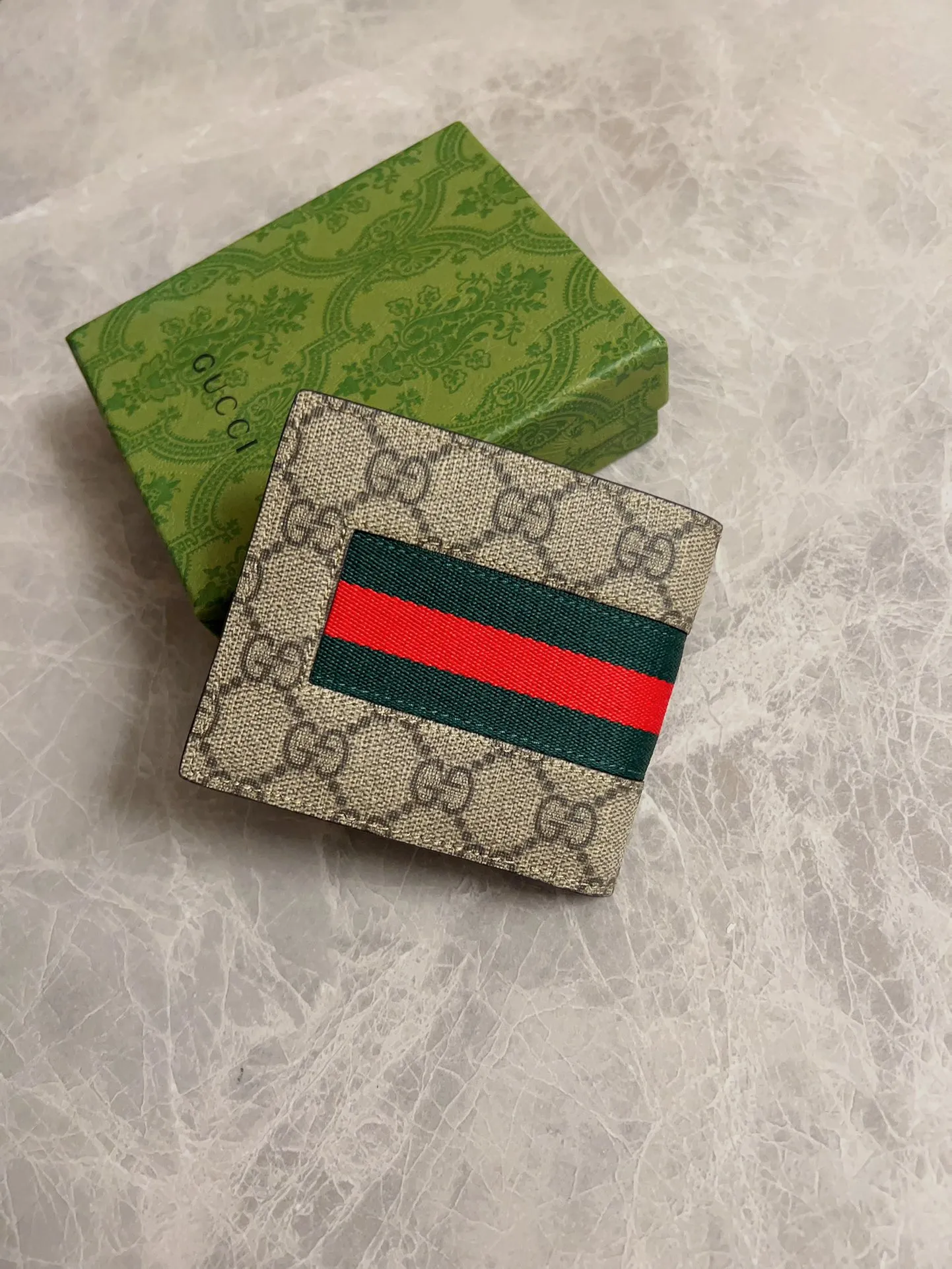 💰270 🇭🇺🇭🇺 Men's new style 🐝🐝 "Embroidered Bee" short wallet with red and green strips 🐝🐝 available at the counter, original shaved leather with PVC, oiled edges and fine workmanship 🐝🐝Simple and elegant, model number: 408827 🐝🐝Size: 11x9cm