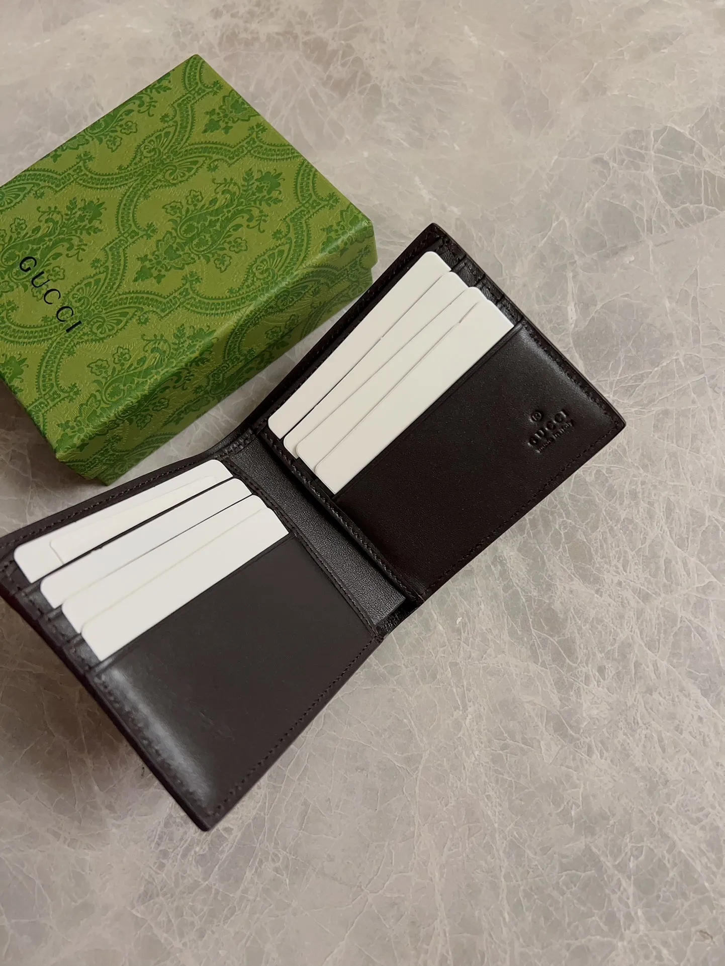 💰270 🇭🇺🇭🇺 Men's new style 🐝🐝 "Embroidered Bee" short wallet with red and green strips 🐝🐝 available at the counter, original shaved leather with PVC, oiled edges and fine workmanship 🐝🐝Simple and elegant, model number: 408827 🐝🐝Size: 11x9cm