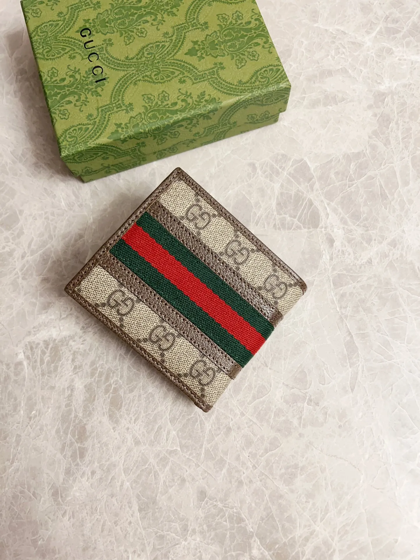 💰300🇭🇺🇭🇺 GG official website synchronizes the new style ~ short clip 🧵🧵GG Supreme Canvas series ~ brown pig pattern original cowhide inner compartment (insert card on one side and coin pocket on the other) is extremely exquisite in workmanship! 🧵🧵Red and green with bronze double G hardware is the mainstream, 🧵🧵Size: 11 width x 10 height cm, style number: 597609, color: brown PVC