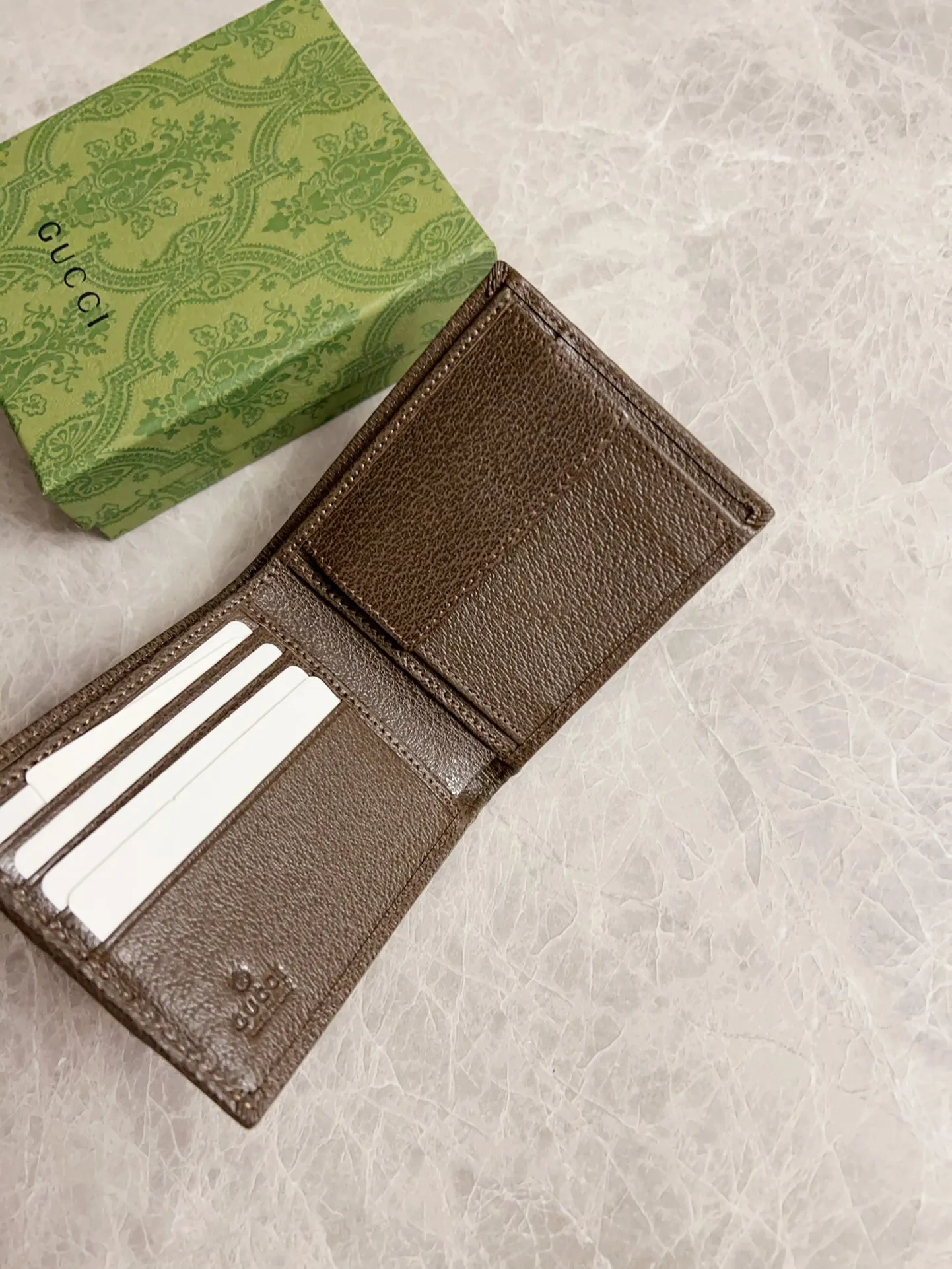 💰300🇭🇺🇭🇺 GG official website synchronizes the new style ~ short clip 🧵🧵GG Supreme Canvas series ~ brown pig pattern original cowhide inner compartment (insert card on one side and coin pocket on the other) is extremely exquisite in workmanship! 🧵🧵Red and green with bronze double G hardware is the mainstream, 🧵🧵Size: 11 width x 10 height cm, style number: 597609, color: brown PVC