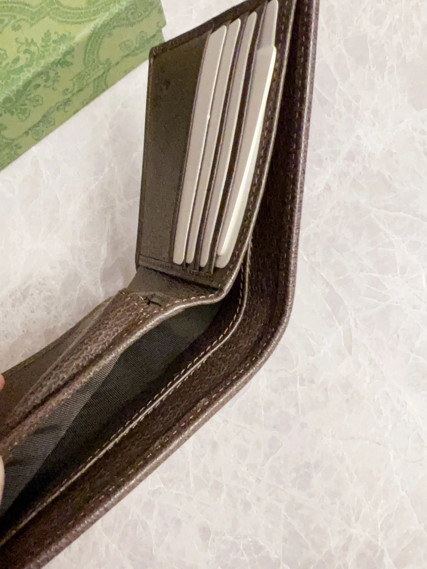 💰300🇭🇺🇭🇺 GG official website synchronizes the new style ~ short clip 🧵🧵GG Supreme Canvas series ~ brown pig pattern original cowhide inner compartment (insert card on one side and coin pocket on the other) is extremely exquisite in workmanship! 🧵🧵Red and green with bronze double G hardware is the mainstream, 🧵🧵Size: 11 width x 10 height cm, style number: 597609, color: brown PVC