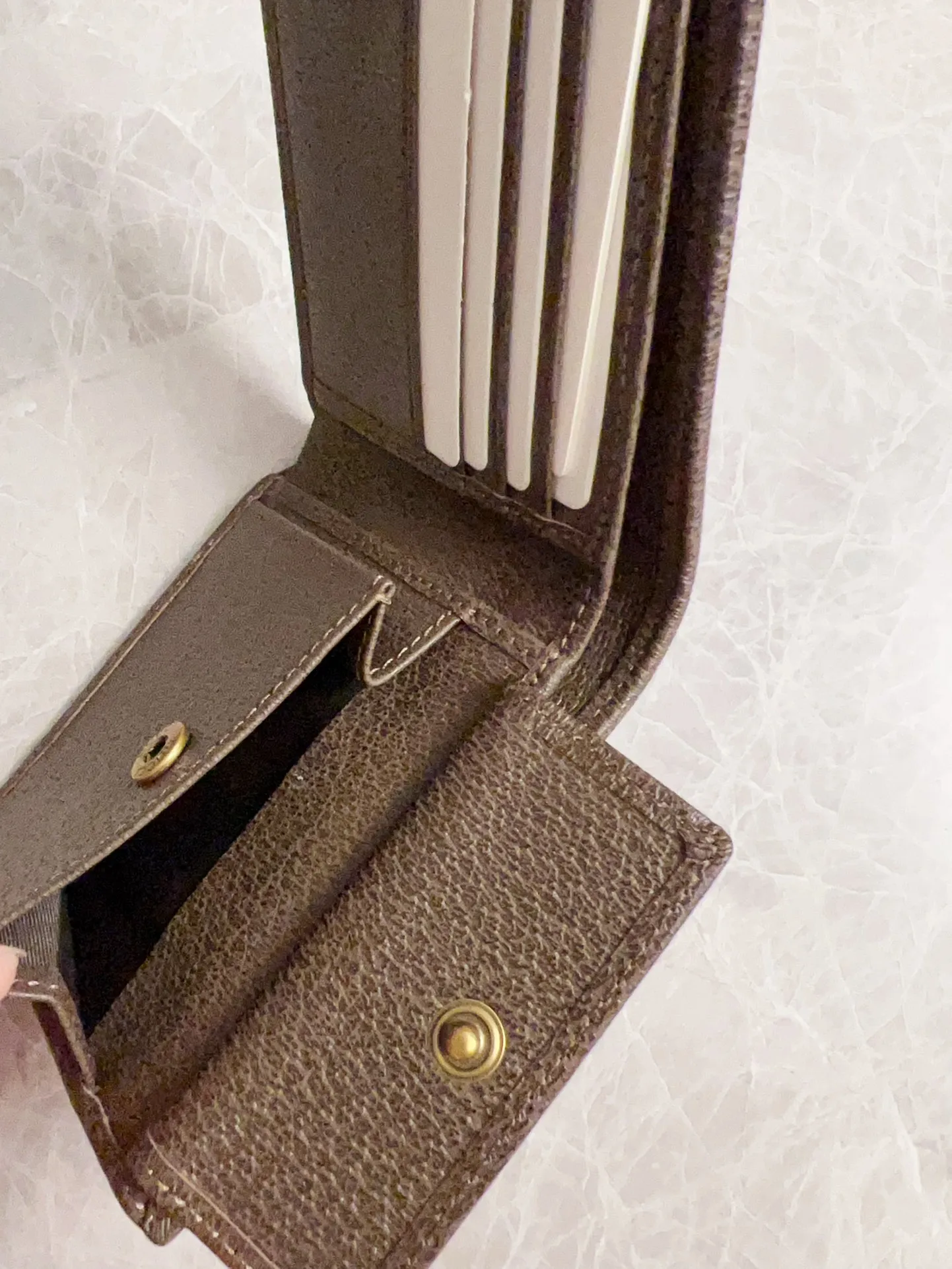 💰300🇭🇺🇭🇺 GG official website synchronizes the new style ~ short clip 🧵🧵GG Supreme Canvas series ~ brown pig pattern original cowhide inner compartment (insert card on one side and coin pocket on the other) is extremely exquisite in workmanship! 🧵🧵Red and green with bronze double G hardware is the mainstream, 🧵🧵Size: 11 width x 10 height cm, style number: 597609, color: brown PVC
