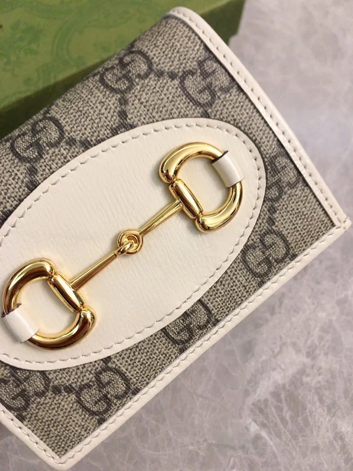 💰360 🇭🇺🇭🇺 In the spring and summer series~beige🐡🐡newly launched Gucci is made of GG Supreme high-end artificial canvas and cowhide material 🐡🐡1955 Horsebit Card Holder This series adopts the same double-ring and long strip design as the handbag 🐡🐡This detail is inspired by the brand’s equestrian origins 🐡🐡It is one of Gucci’s classic heritage🐡🐡It is also one of the brand’s most representative symbolic elements🐡🐡Model: 621887, size: width 11x height 8.5x side width 3cm