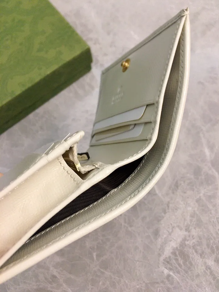 💰360 🇭🇺🇭🇺 In the spring and summer series~beige🐡🐡newly launched Gucci is made of GG Supreme high-end artificial canvas and cowhide material 🐡🐡1955 Horsebit Card Holder This series adopts the same double-ring and long strip design as the handbag 🐡🐡This detail is inspired by the brand’s equestrian origins 🐡🐡It is one of Gucci’s classic heritage🐡🐡It is also one of the brand’s most representative symbolic elements🐡🐡Model: 621887, size: width 11x height 8.5x side width 3cm