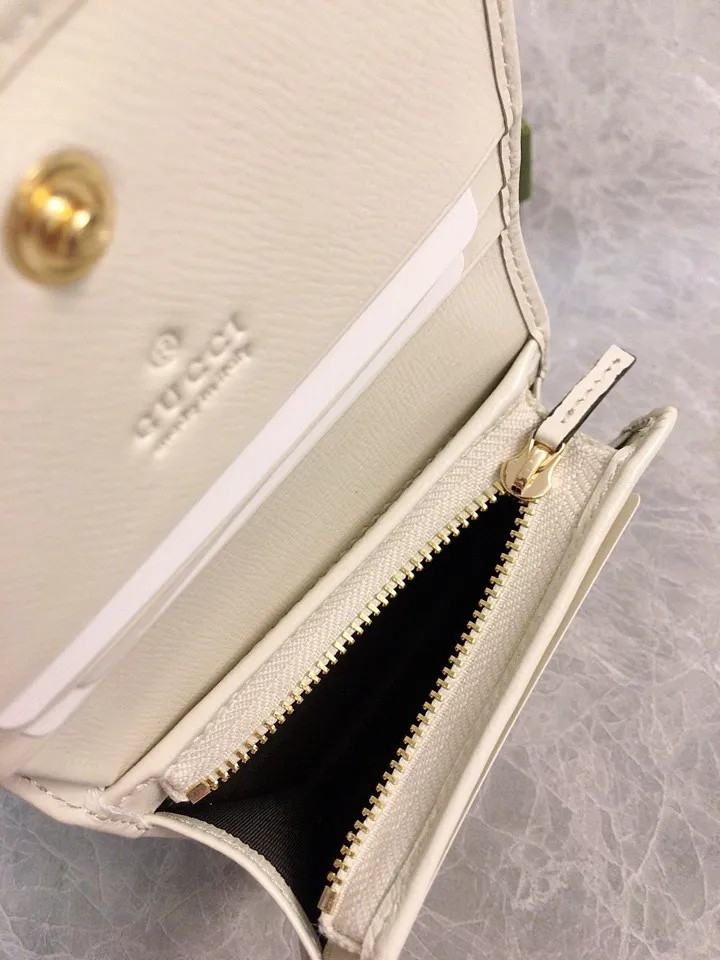 💰360 🇭🇺🇭🇺 In the spring and summer series~beige🐡🐡newly launched Gucci is made of GG Supreme high-end artificial canvas and cowhide material 🐡🐡1955 Horsebit Card Holder This series adopts the same double-ring and long strip design as the handbag 🐡🐡This detail is inspired by the brand’s equestrian origins 🐡🐡It is one of Gucci’s classic heritage🐡🐡It is also one of the brand’s most representative symbolic elements🐡🐡Model: 621887, size: width 11x height 8.5x side width 3cm