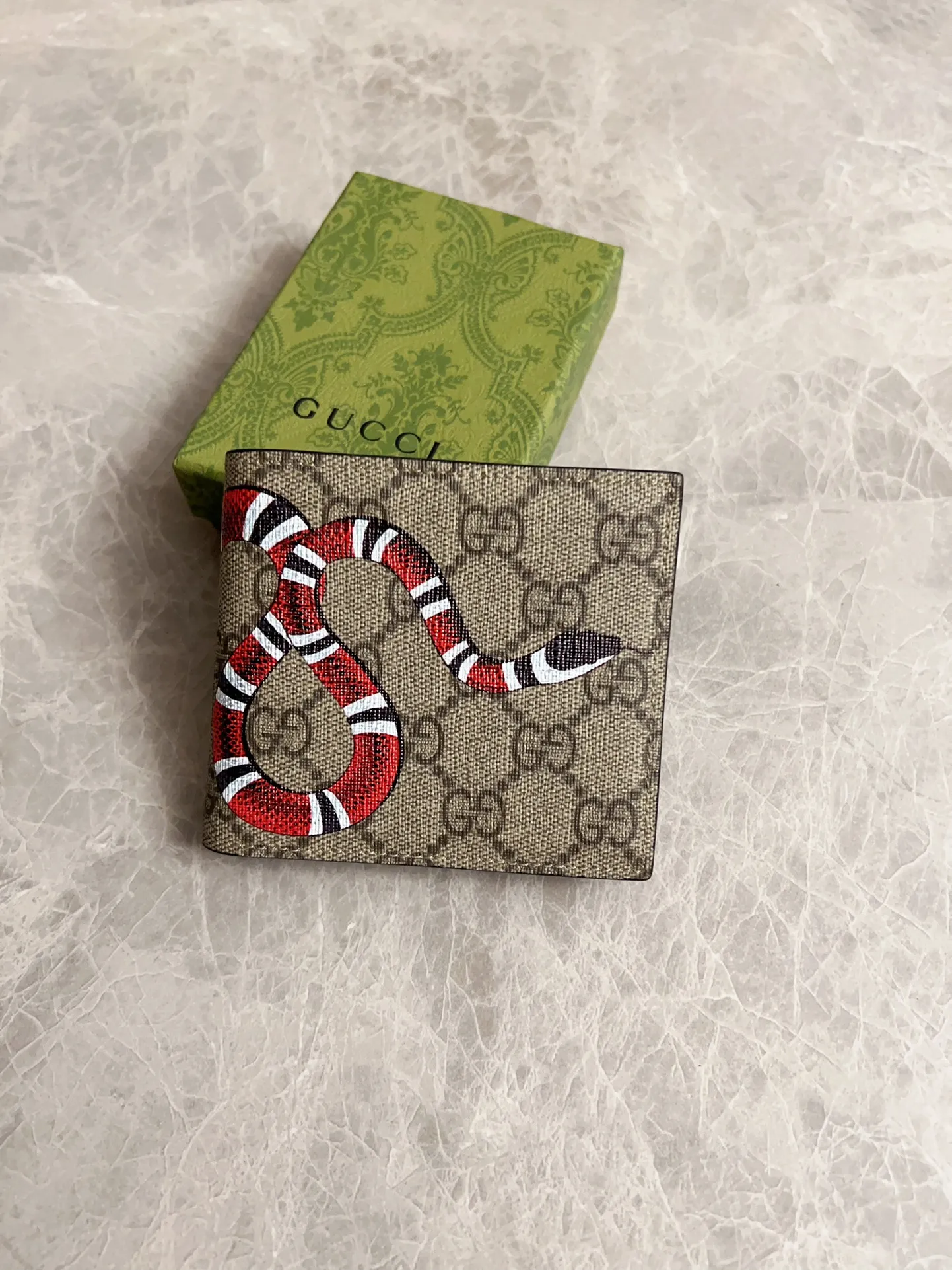 💰270 🇭🇺🇭🇺 New men’s short wallet! 🐍🐍Synchronized at the counter, original shaved leather with high-quality PVC fabric🐍🐍Tear-printed latest Striped Snake logo🐍🐍Oil edges with fine workmanship, simple and elegant, fashionable and domineering,🐍🐍Model: 451268, Size: 10x9x2.5cm, Color: Brown PVC-Black "Striped Snake"