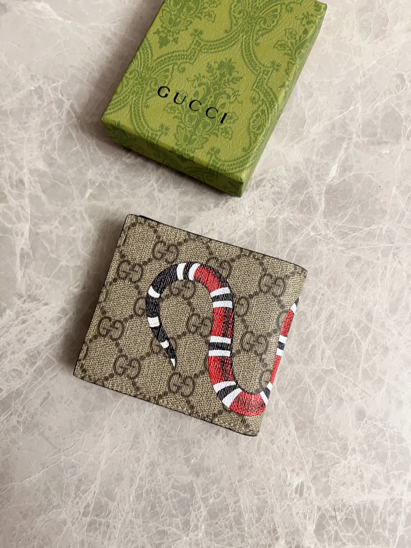 💰270 🇭🇺🇭🇺 New men’s short wallet! 🐍🐍Synchronized at the counter, original shaved leather with high-quality PVC fabric🐍🐍Tear-printed latest Striped Snake logo🐍🐍Oil edges with fine workmanship, simple and elegant, fashionable and domineering,🐍🐍Model: 451268, Size: 10x9x2.5cm, Color: Brown PVC-Black "Striped Snake"