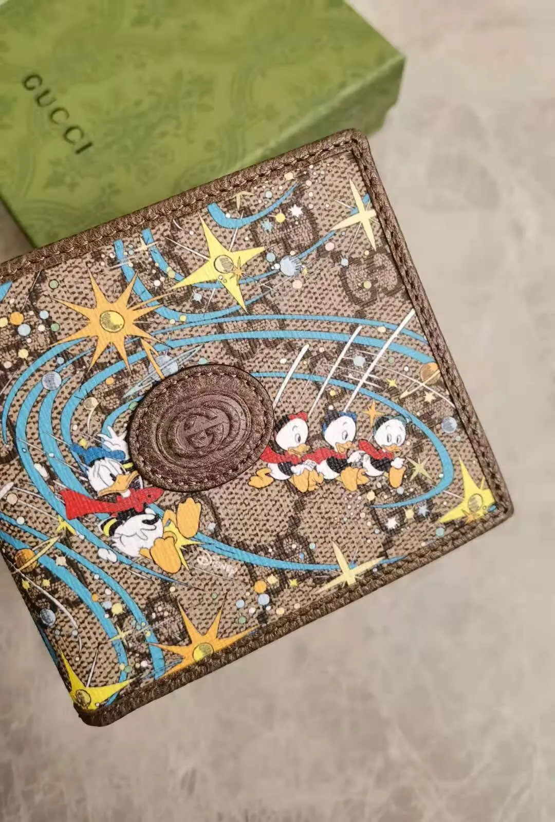 💰300 🇭🇺🇭🇺Epilogue original leather short wallet ~ Donald Duck series 🐥🐥The new pattern of Donald Duck and his three nephews appearing together adds an unconstrained charm to the classic Gucci bag. It is full of fun and fun for the family to fly to the stars 🐥🐥fashionable and practical! Style number: 647937, size: 11-9cm