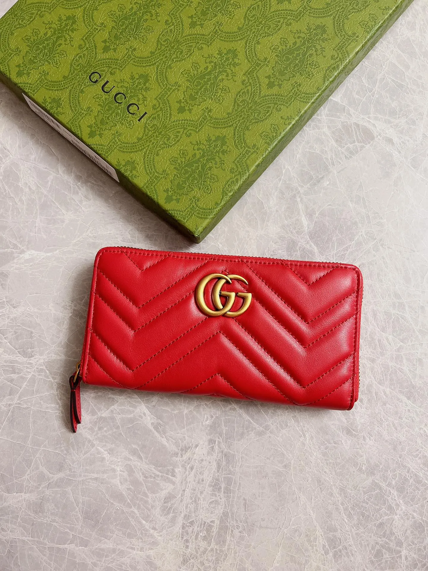 💰420 🇭🇺🇭🇺Latest～GG Marmont long zipper wallet🍿🍿Made with quilting, GG logo embroidered on the back🍿🍿GG logo vintage gold-tone hardware🍿🍿Italian-made double G buckle snap closure🍿🍿12 card compartments and 3 banknote compartments🍿🍿1 separate internal compartment zipper coin bag🍿🍿Model: 443123, size: 19 x 10 x 2.5CM, color: black, red, pink,