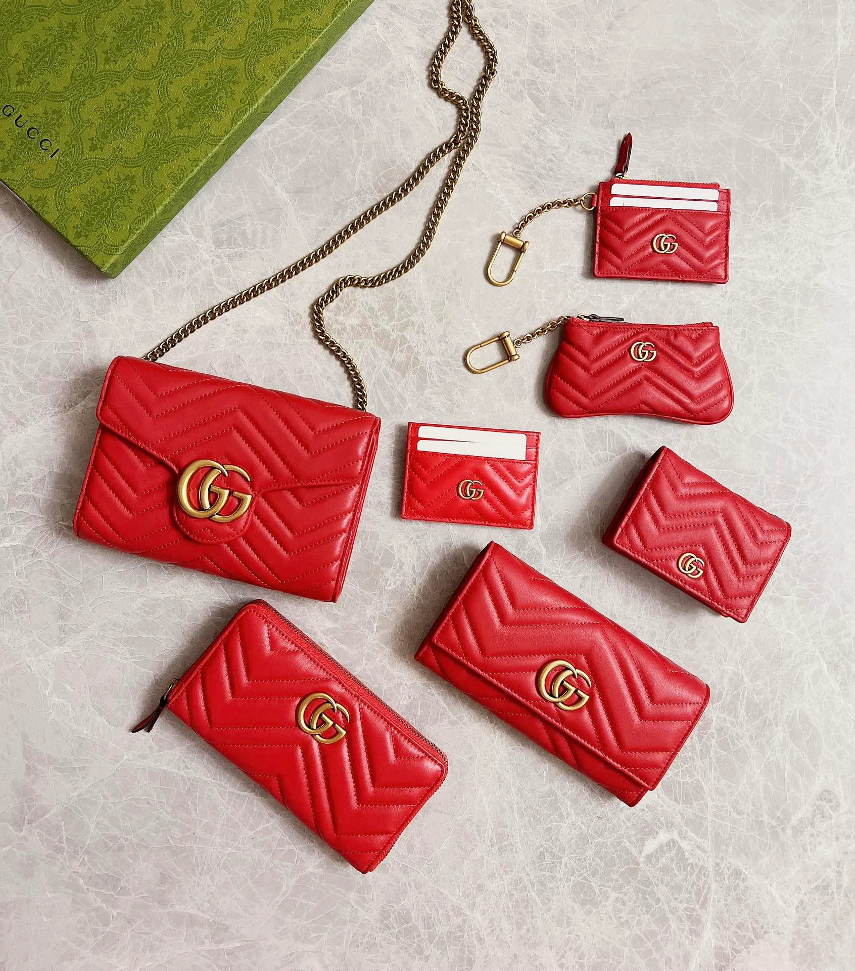 💰420 🇭🇺🇭🇺Latest～GG Marmont long zipper wallet🍿🍿Made with quilting, GG logo embroidered on the back🍿🍿GG logo vintage gold-tone hardware🍿🍿Italian-made double G buckle snap closure🍿🍿12 card compartments and 3 banknote compartments🍿🍿1 separate internal compartment zipper coin bag🍿🍿Model: 443123, size: 19 x 10 x 2.5CM, color: black, red, pink,