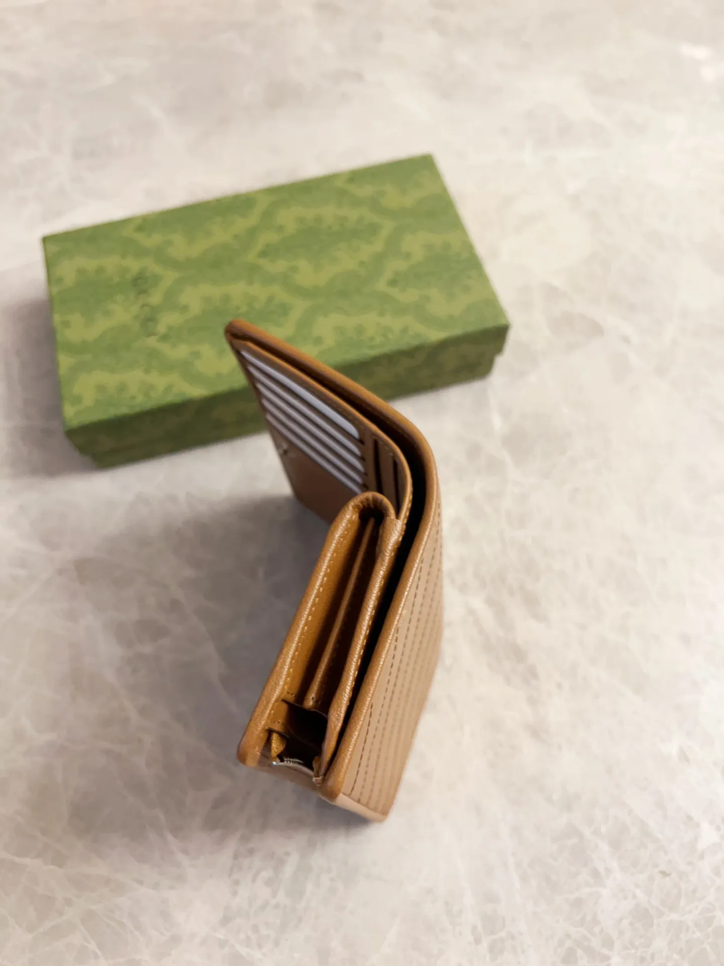 💰440🇮🇹🇮🇹The Gucci Blondie series features one of the brand's bold patterns with a same-tone calfskin design🧽🧽This series is ingenious and incorporates round geometric style interlocking double G🧽🧽to showcase Gucci's modern aesthetic design🧽🧽 Model: 760336 (mid-length clip) Size: 14 (length) x 18.5 (width) x 3cm (thickness) Color: black, gray, brown, pink, green, white/original leather.