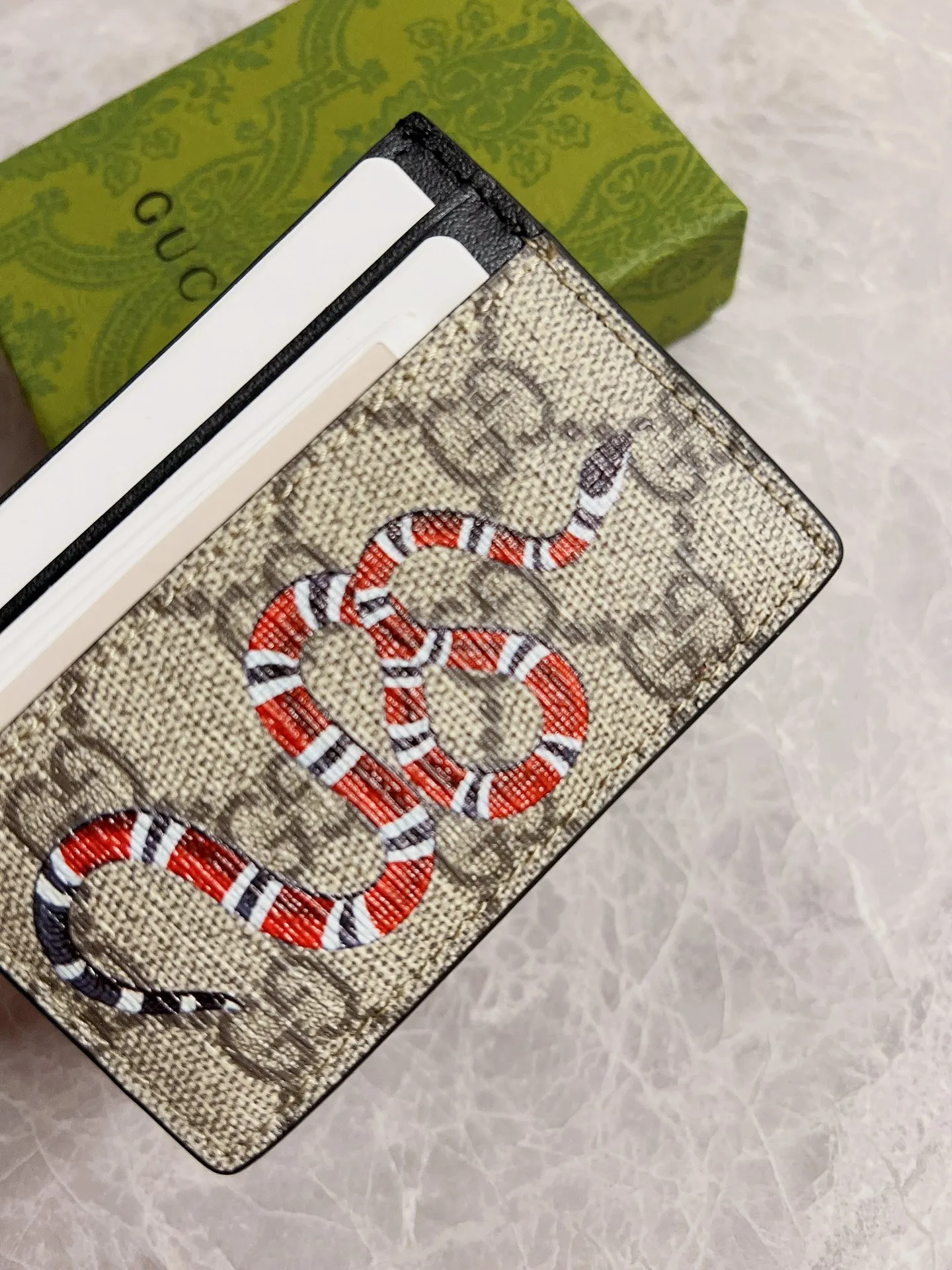 💰200 🇭🇺🇭🇺New men’s small card holder! 🐍🐍Synchronized with the counter, original shaved leather with high-quality PVC fabric🐍🐍Tear-printed latest striped snake logo🐍🐍Oil edge and fine workmanship, simple and elegant, fashionable and domineering,🐍🐍Model: 451277, size: 10x7cm, color: brown PVC-black "Striped Snake"
