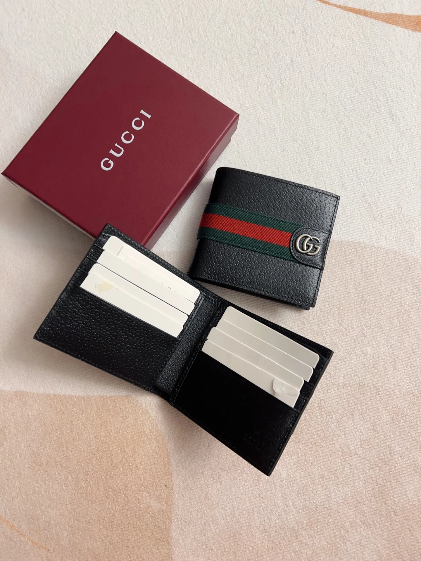 💰320 🇭🇺🇭🇺 The official website is synchronized with the new model! Ophidia series ~ short wallet, 🍊🍊made of GG Supreme original factory pig grain first-layer cowhide 🍊🍊 with iconic double G hardware marks, classic red and green webbing, exquisitely made! 🍊🍊Model number: 834271🍊🍊Size: 11x9cm, color: black