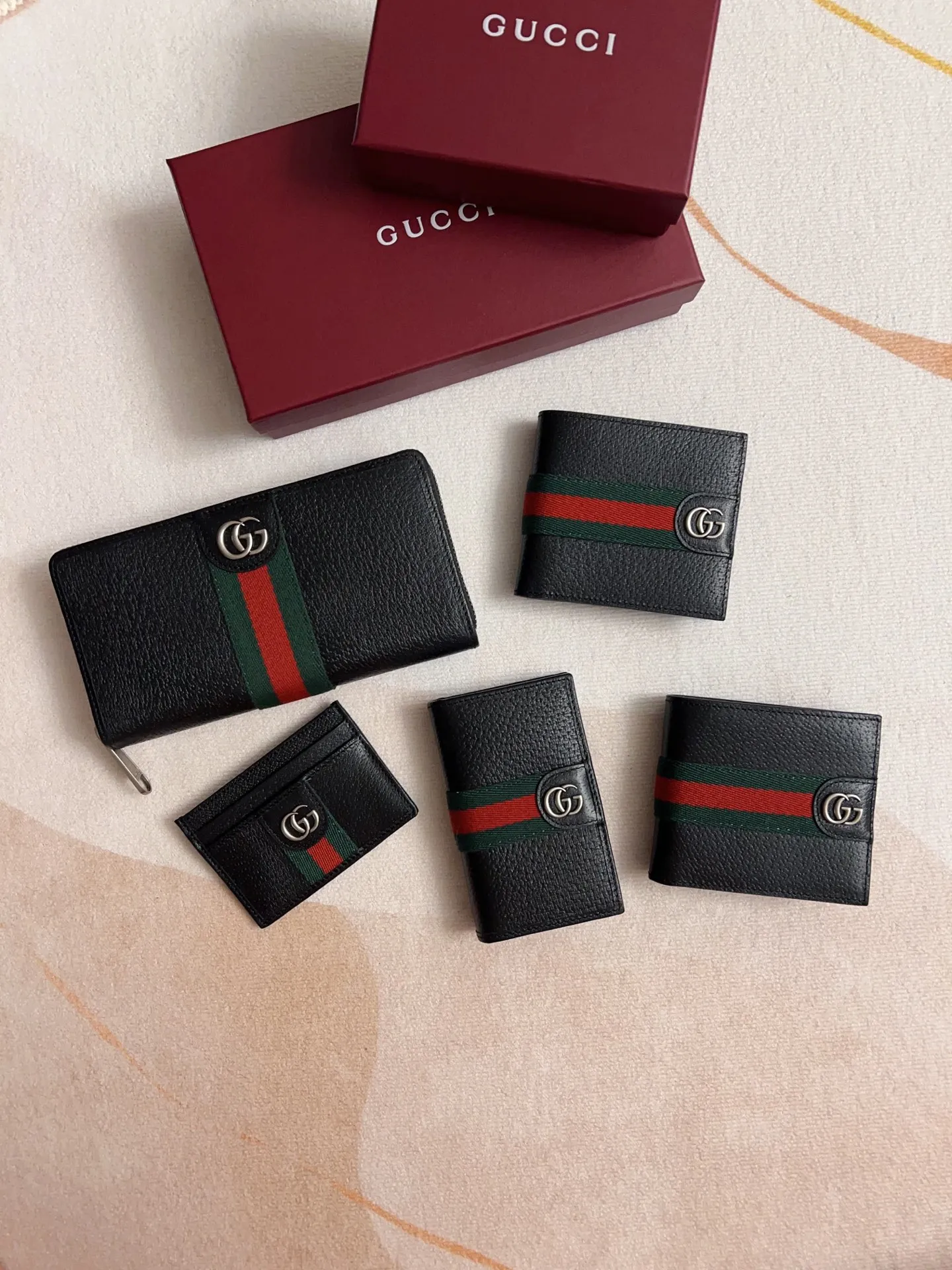 💰320 🇭🇺🇭🇺 The official website is synchronized with the new model! Ophidia series ~ short wallet, 🍊🍊made of GG Supreme original factory pig grain first-layer cowhide 🍊🍊 with iconic double G hardware marks, classic red and green webbing, exquisitely made! 🍊🍊Model number: 834271🍊🍊Size: 11x9cm, color: black