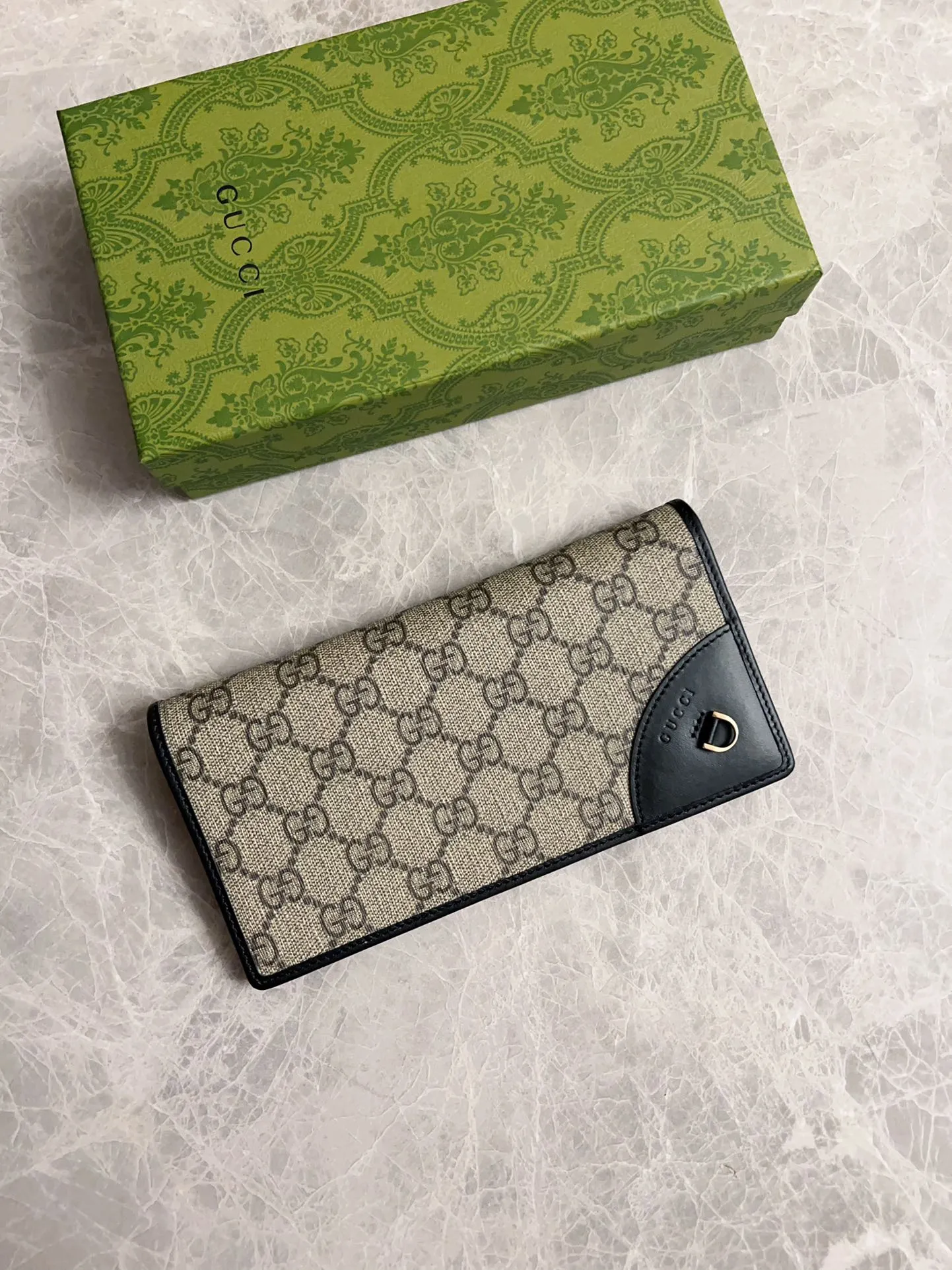 💰440 🇮🇹🇮🇹‼ ️GG Emblem series🏭🏭 The new GG Emblem series reinterprets the brand's timeless elegance and exquisite craftsmanship🏭🏭This beige and dark brown mini wallet reinterprets the brand's new small accessories series🏭🏭It is crafted from the new GG monogram canvas. Carefully equipped with multiple compartment card slots and cleverly integrated with practical snap closure🏭🏭 Model: 821802 Size: 19x11cm Color: black, brown/PVC.