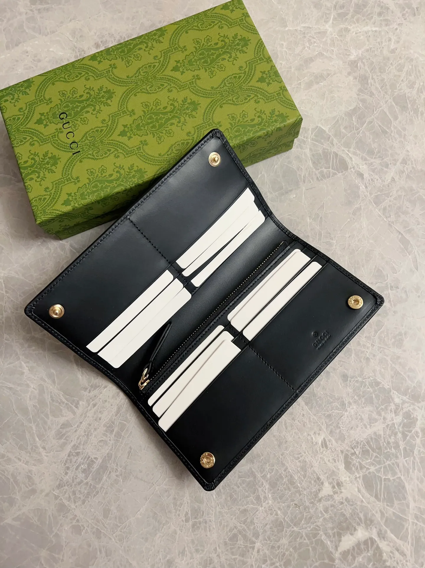 💰440 🇮🇹🇮🇹‼ ️GG Emblem series🏭🏭 The new GG Emblem series reinterprets the brand's timeless elegance and exquisite craftsmanship🏭🏭This beige and dark brown mini wallet reinterprets the brand's new small accessories series🏭🏭It is crafted from the new GG monogram canvas. Carefully equipped with multiple compartment card slots and cleverly integrated with practical snap closure🏭🏭 Model: 821802 Size: 19x11cm Color: black, brown/PVC.
