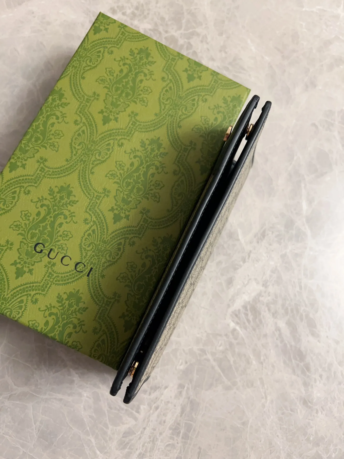 💰440 🇮🇹🇮🇹‼ ️GG Emblem series🏭🏭 The new GG Emblem series reinterprets the brand's timeless elegance and exquisite craftsmanship🏭🏭This beige and dark brown mini wallet reinterprets the brand's new small accessories series🏭🏭It is crafted from the new GG monogram canvas. Carefully equipped with multiple compartment card slots and cleverly integrated with practical snap closure🏭🏭 Model: 821802 Size: 19x11cm Color: black, brown/PVC.