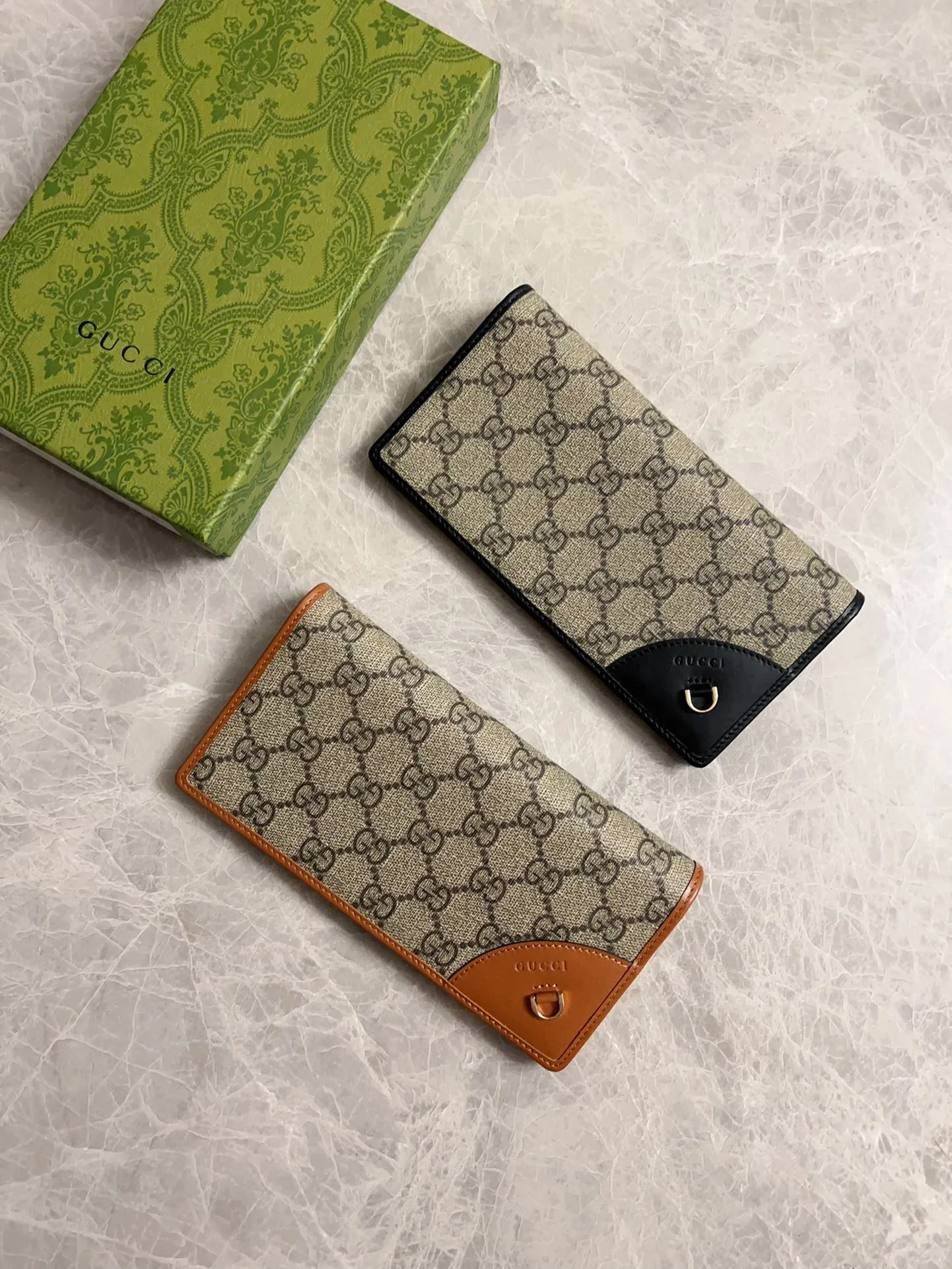 💰440 🇮🇹🇮🇹‼ ️GG Emblem series🏭🏭 The new GG Emblem series reinterprets the brand's timeless elegance and exquisite craftsmanship🏭🏭This beige and dark brown mini wallet reinterprets the brand's new small accessories series🏭🏭It is crafted from the new GG monogram canvas. Carefully equipped with multiple compartment card slots and cleverly integrated with practical snap closure🏭🏭 Model: 821802 Size: 19x11cm Color: black, brown/PVC.