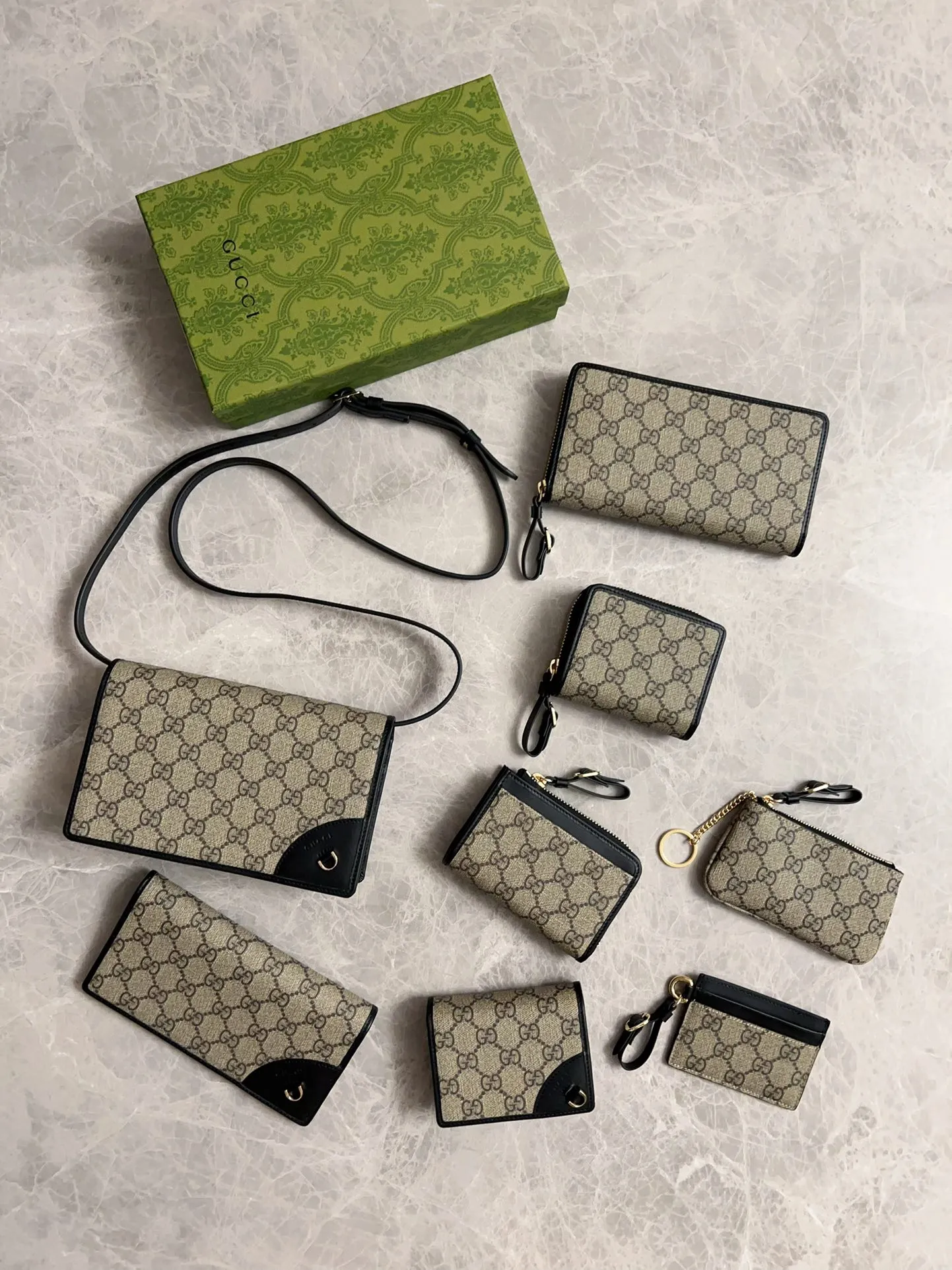 💰440 🇮🇹🇮🇹‼ ️GG Emblem series🏭🏭 The new GG Emblem series reinterprets the brand's timeless elegance and exquisite craftsmanship🏭🏭This beige and dark brown mini wallet reinterprets the brand's new small accessories series🏭🏭It is crafted from the new GG monogram canvas. Carefully equipped with multiple compartment card slots and cleverly integrated with practical snap closure🏭🏭 Model: 821802 Size: 19x11cm Color: black, brown/PVC.