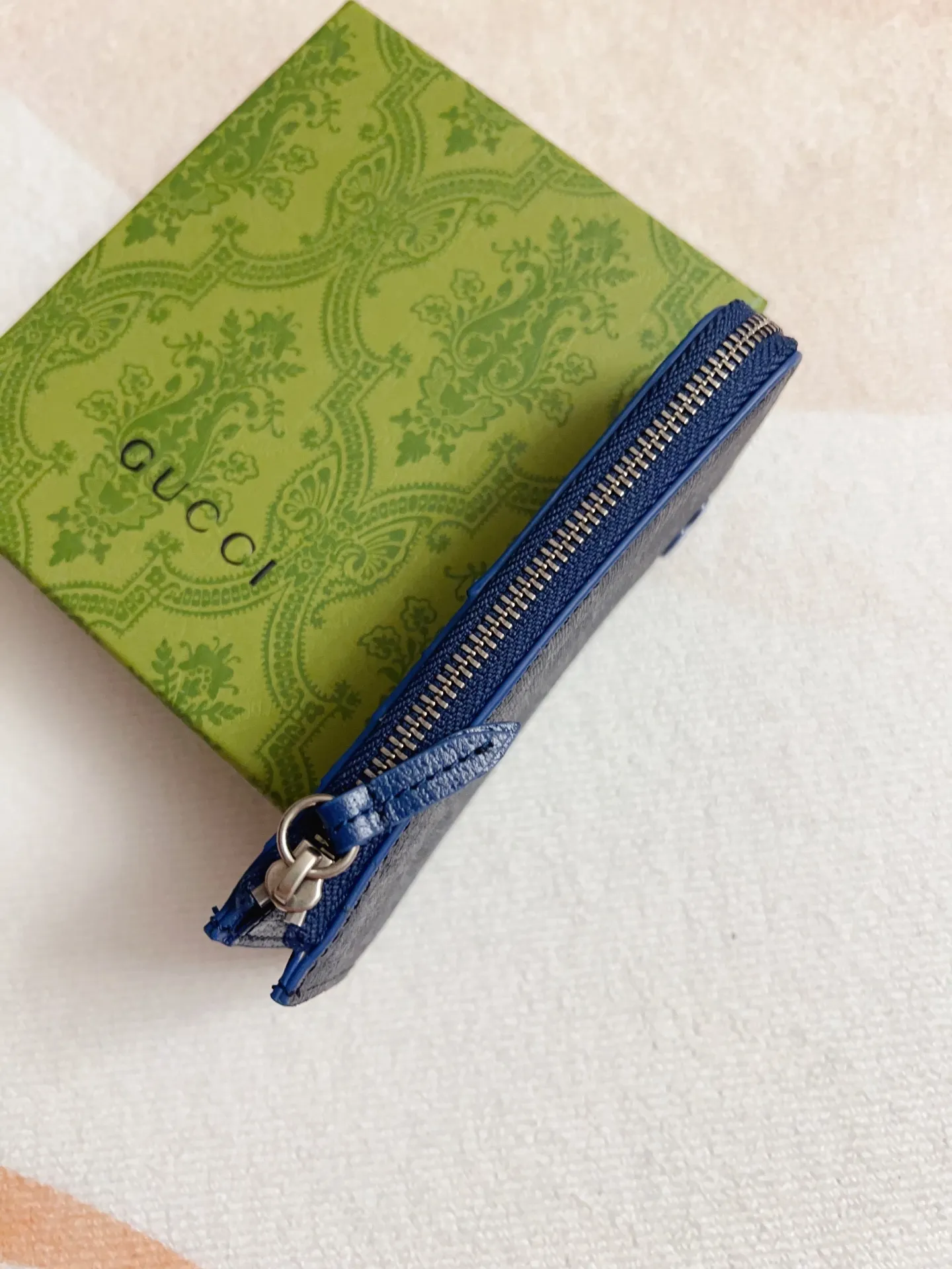 💰340 🇭🇺🇭🇺Gucci’s latest collection ~ card holder 🥗🥗 uses a two-tone design full of contrasting beauty to make the GG logo emblazoned on the bag stand out 🥗🥗 The fabric is made of black GG and the lining is made of contrasting cowhide 🥗🥗Black GG Supreme canvas, black pvc blue Size: 13.5x 8cm Model: 795233 (original product)