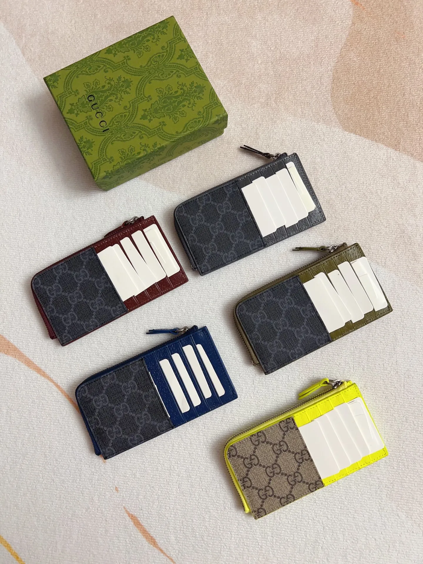 💰340 🇭🇺🇭🇺Gucci’s latest collection ~ card holder 🥗🥗 uses a two-tone design full of contrasting beauty to make the GG logo emblazoned on the bag stand out 🥗🥗 The fabric is made of black GG and the lining is made of contrasting cowhide 🥗🥗Black GG Supreme canvas, black pvc blue Size: 13.5x 8cm Model: 795233 (original product)