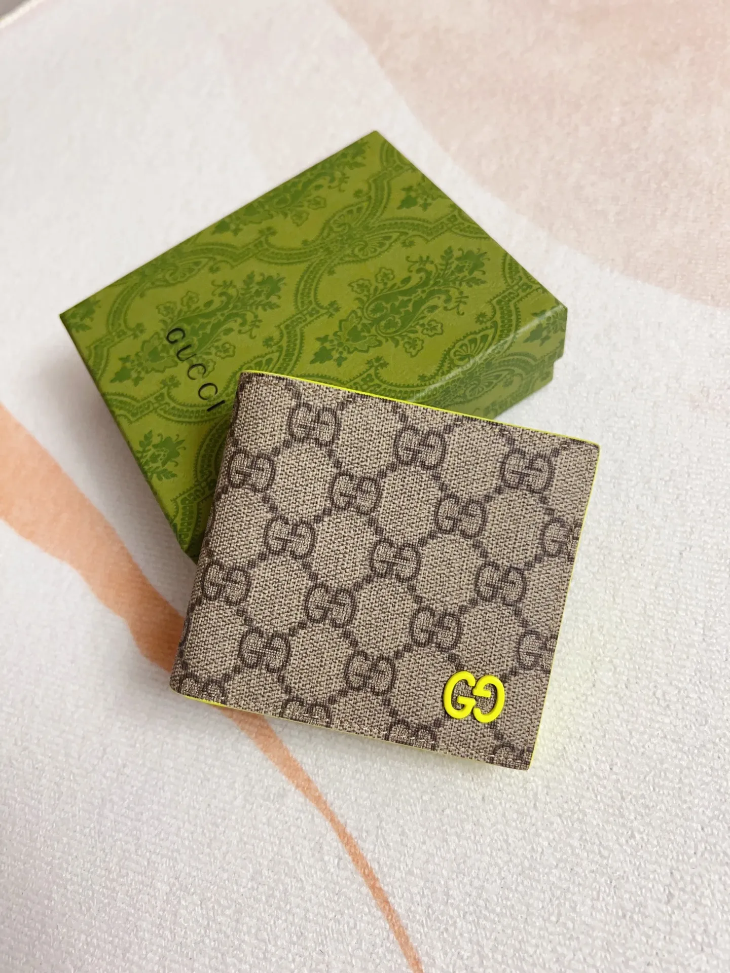 💰320🇭🇺🇭🇺Gucci’s latest collection ~ short clip (built-in coin pocket) 🧤🧤The two-tone design full of contrasting beauty makes the GG logo emblazoned on the bag show off the style🧤🧤The fabric is made of black GG, and the lining is made of contrasting cowhide leather🧤🧤Brown/fluorescent green Size: 11x 9cm Model: 768244 (original product)