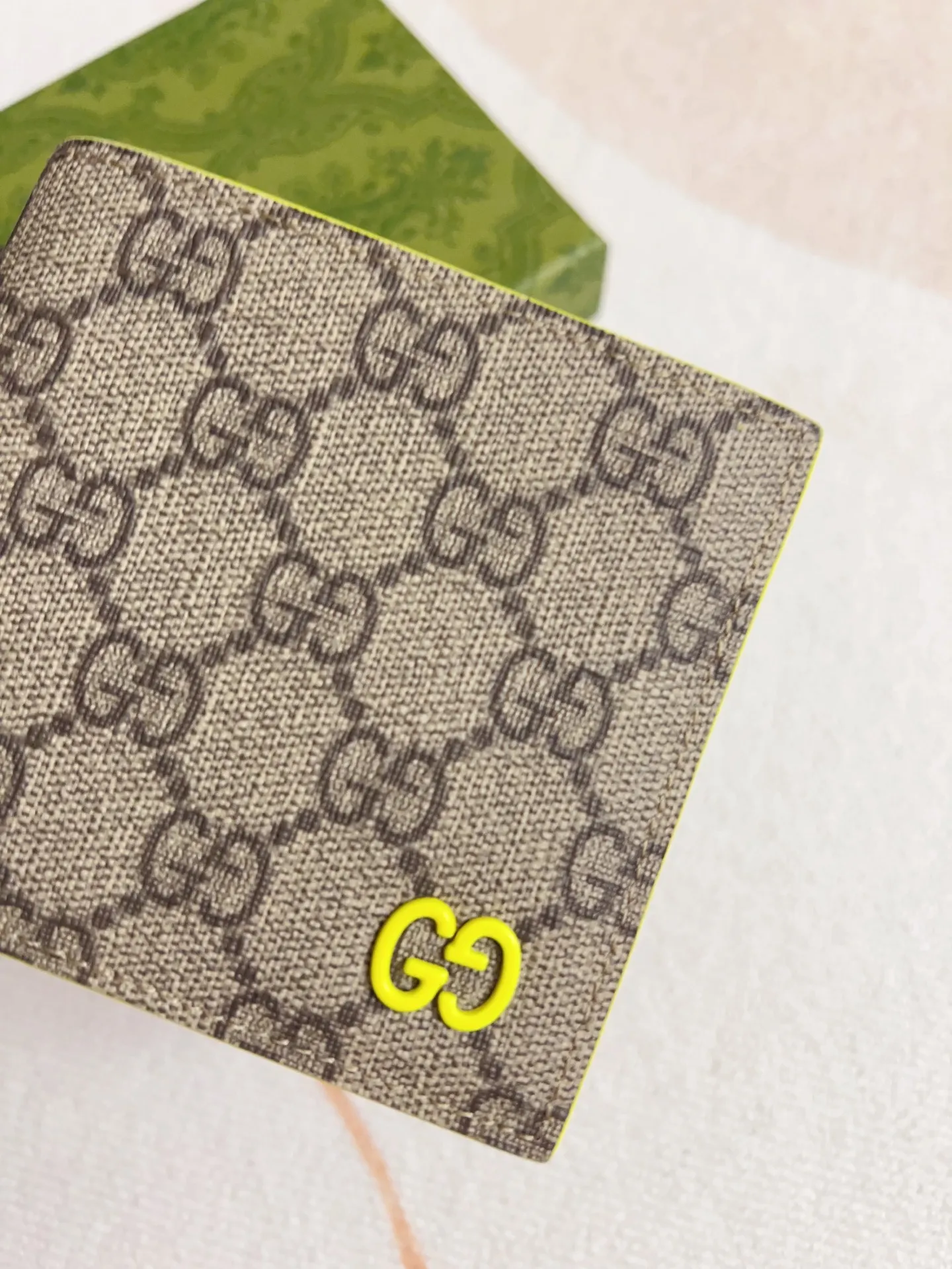 💰320🇭🇺🇭🇺Gucci’s latest collection ~ short clip (built-in coin pocket) 🧤🧤The two-tone design full of contrasting beauty makes the GG logo emblazoned on the bag show off the style🧤🧤The fabric is made of black GG, and the lining is made of contrasting cowhide leather🧤🧤Brown/fluorescent green Size: 11x 9cm Model: 768244 (original product)
