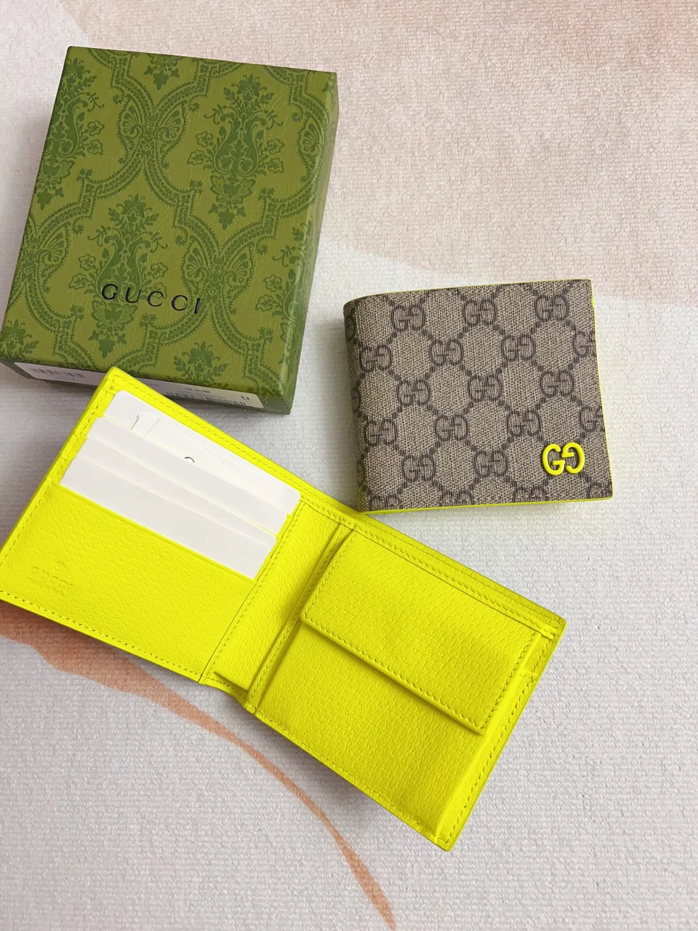 💰320🇭🇺🇭🇺Gucci’s latest collection ~ short clip (built-in coin pocket) 🧤🧤The two-tone design full of contrasting beauty makes the GG logo emblazoned on the bag show off the style🧤🧤The fabric is made of black GG, and the lining is made of contrasting cowhide leather🧤🧤Brown/fluorescent green Size: 11x 9cm Model: 768244 (original product)