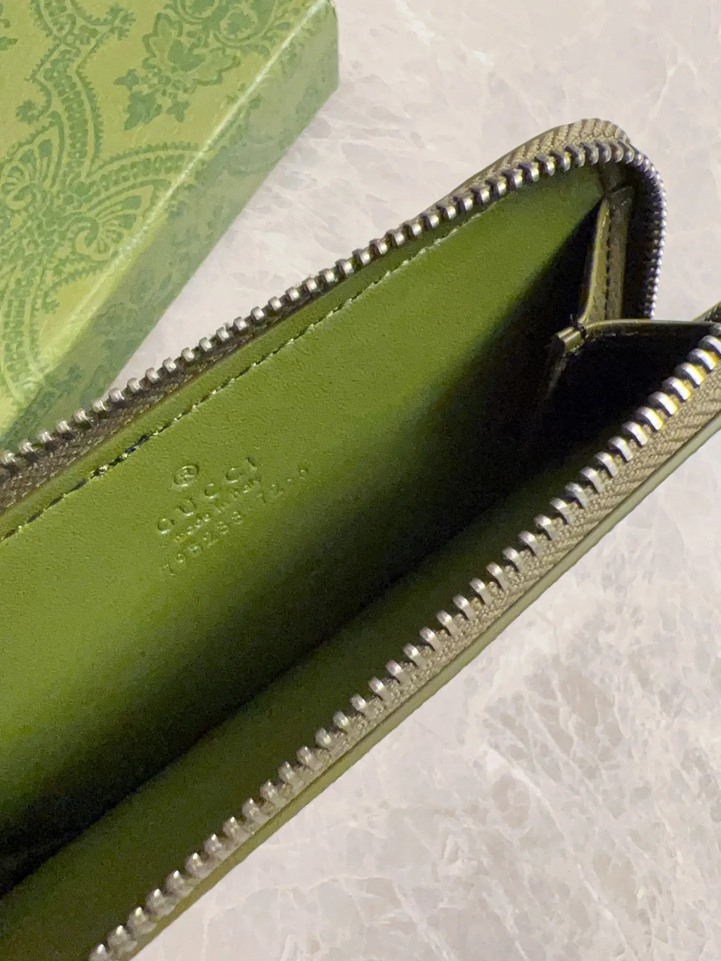 💰360 🇭🇺🇭🇺Gucci’s latest series is presented~Card holder🥗🥗The two-tone design full of contrasting beauty makes the GG logo emblazoned on the body of the bag show off🥗🥗The fabric is made of black GG, and the lining is made of contrasting cowhide leather🥗🥗Black GG Supreme canvas, 🥗🥗with dark gray ceramic effect double G, size: 13.5x 8cm model: 795233 (original product)