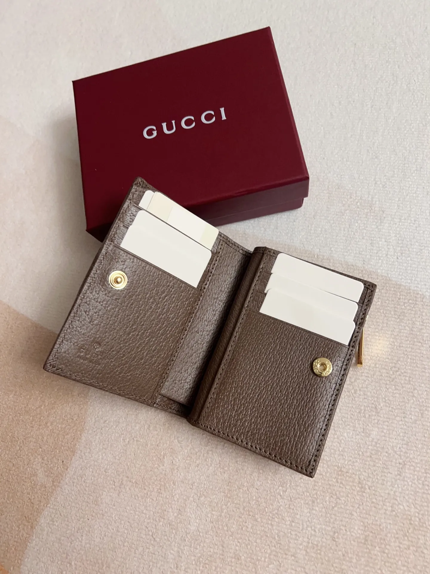 💰410 🇭🇺🇭🇺 The official website is synchronized with the new model! Ophidia series ~ short clip wallet, 🍉🍉 made of GG Supreme original factory pig grain first-layer cowhide with PVC 🍉🍉 equipped with iconic double G hardware marks, classic red and green webbing, exquisitely made! 🍉🍉Model number: 838468🍉🍉Size: 11x8x3cm, color: brown maroon