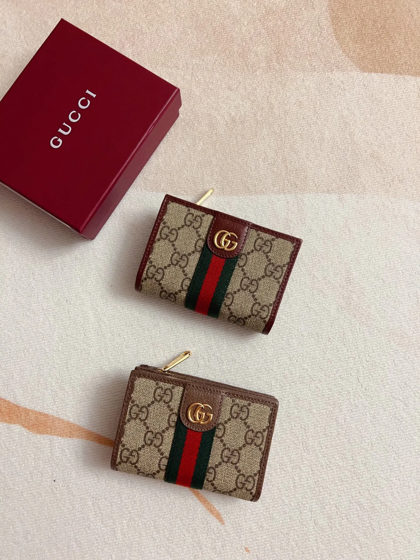 💰410 🇭🇺🇭🇺 The official website is synchronized with the new model! Ophidia series ~ short clip wallet, 🍉🍉 made of GG Supreme original factory pig grain first-layer cowhide with PVC 🍉🍉 equipped with iconic double G hardware marks, classic red and green webbing, exquisitely made! 🍉🍉Model number: 838468🍉🍉Size: 11x8x3cm, color: brown maroon
