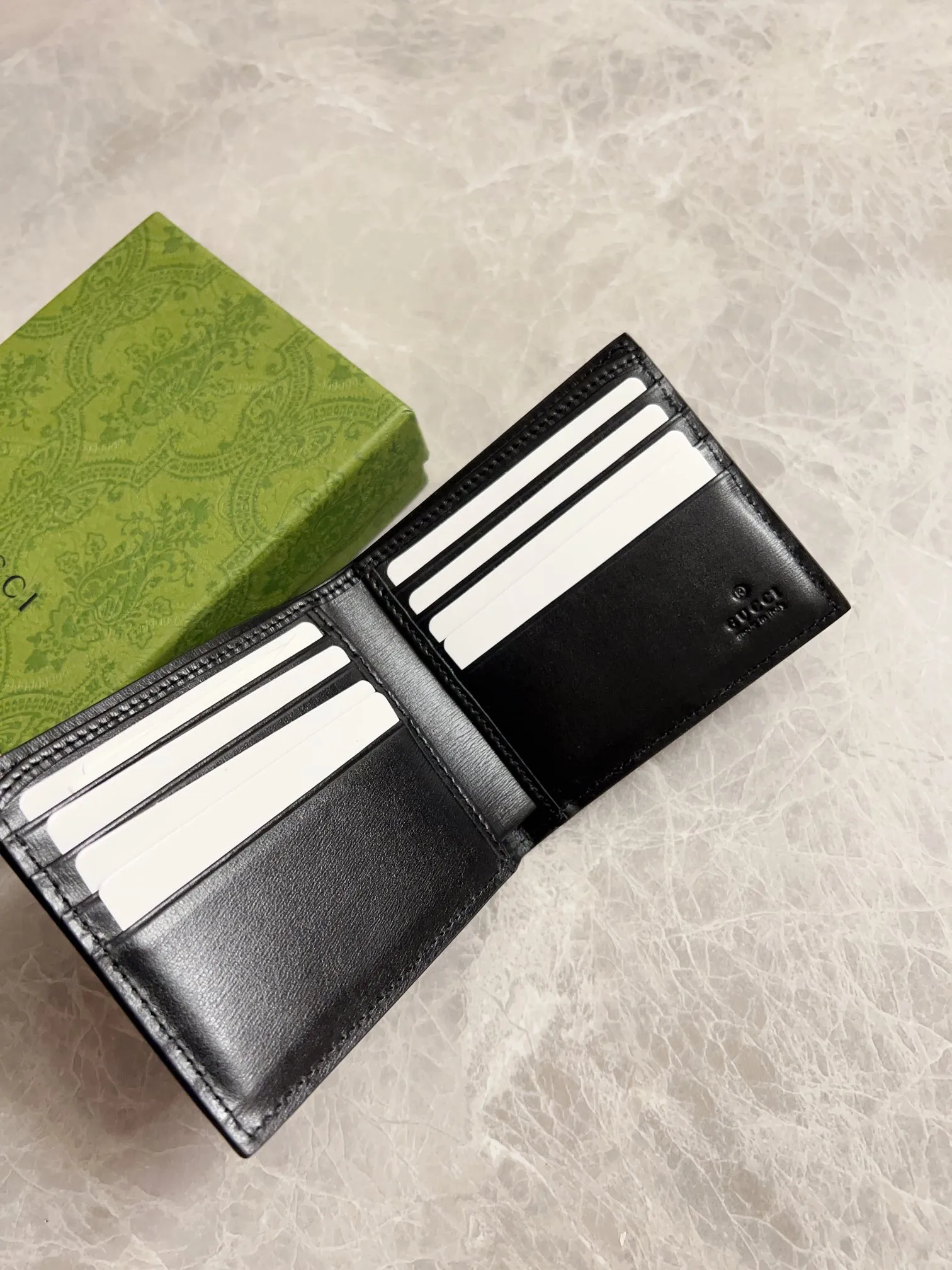 💰300 🇭🇺🇭🇺The latest version of the GG marmont short wallet at the counter🚇🚇Model: 428726, color: Gram, ancient silver double G logo🚇🚇Imported original toothpick pattern leather, perfect to the extreme,🚇🚇exclusive real-life photos 🚇🚇Size: 11x9x1.5cm