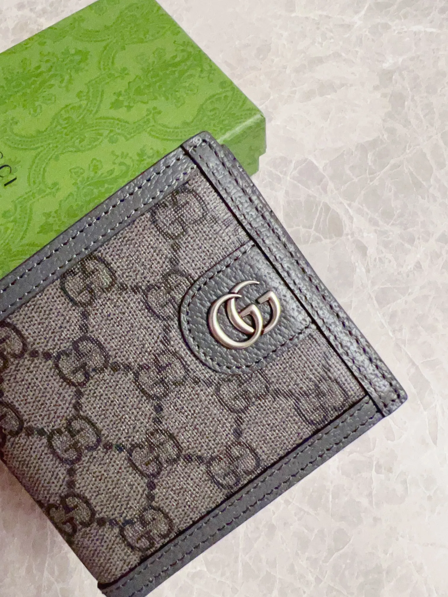 💰300🇭🇺🇭🇺GucciO’s latest phidia series short wallet, Ophidia series items have endless retro feelings. Gray GG Supreme canvas, gray cowhide piping, palladium tone accessories Double G Model: 597606 (double-sided card) Size: 12x 9.5cm Color: gray/pvc.
