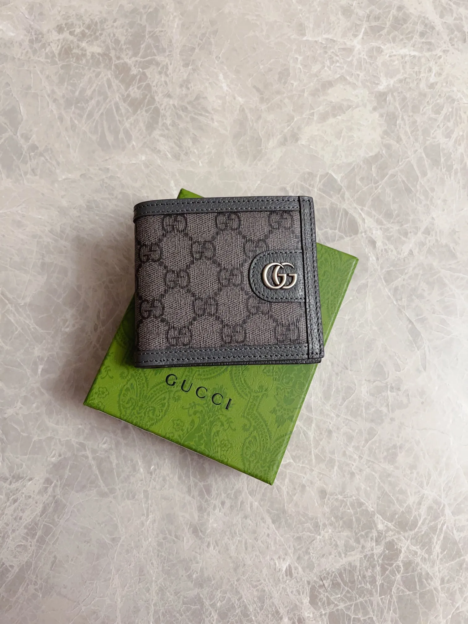 💰300🇭🇺🇭🇺GucciO’s latest phidia series short wallet, Ophidia series items have endless retro feelings. Gray GG Supreme canvas, gray cowhide piping, palladium tone accessories Double G Model: 597606 (double-sided card) Size: 12x 9.5cm Color: gray/pvc.