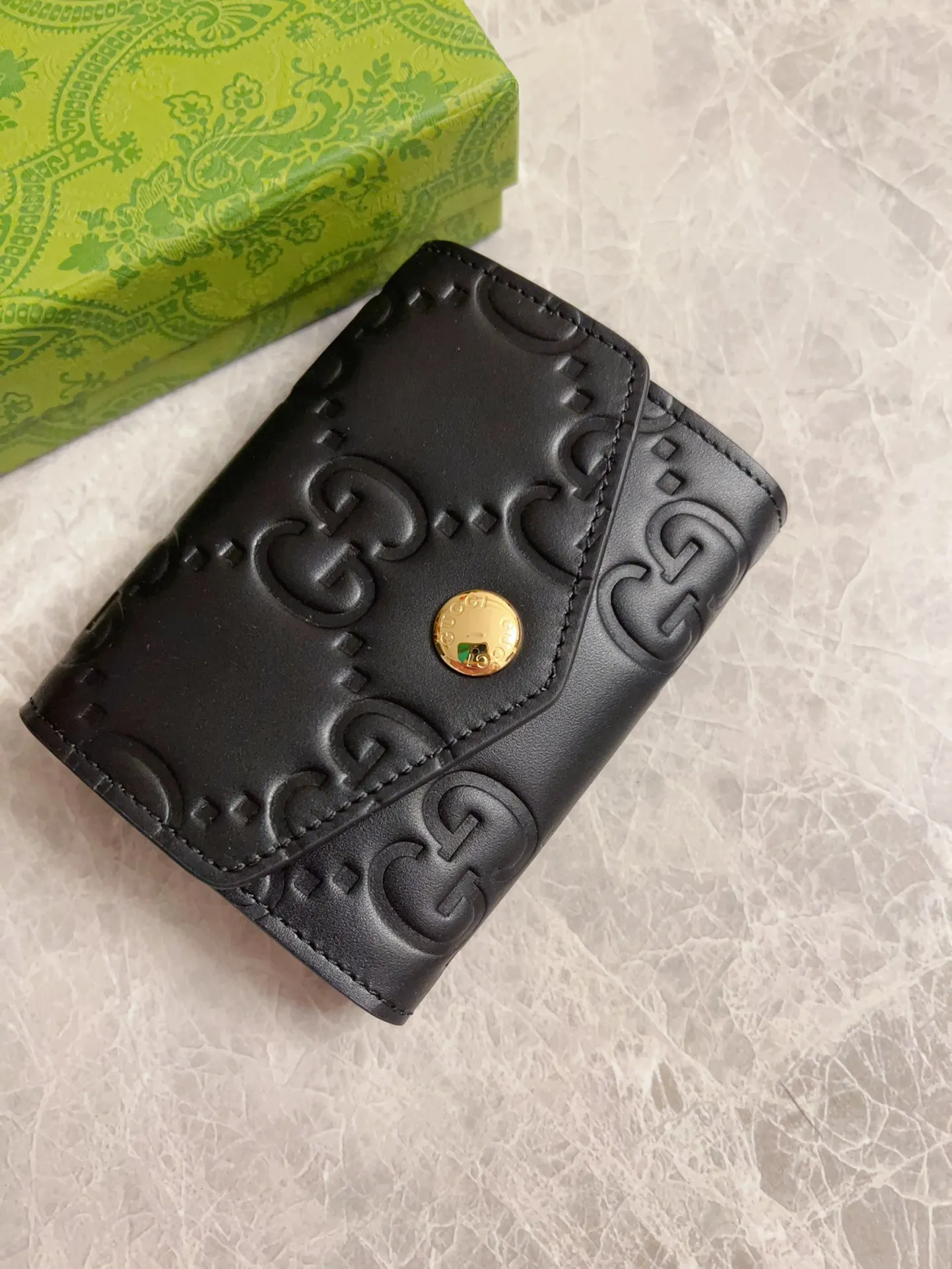 💰350🇭🇺🇭🇺Gucci [New Product] The classic GG pattern with rich texture and luster injects a unique style into this elegant black short card holder🍖🍖. Black GG cowhide, antique gold tone metal buttons🍖🍖 Model: 772792 Size: 11x 7.5 Color: Black Made in Italy