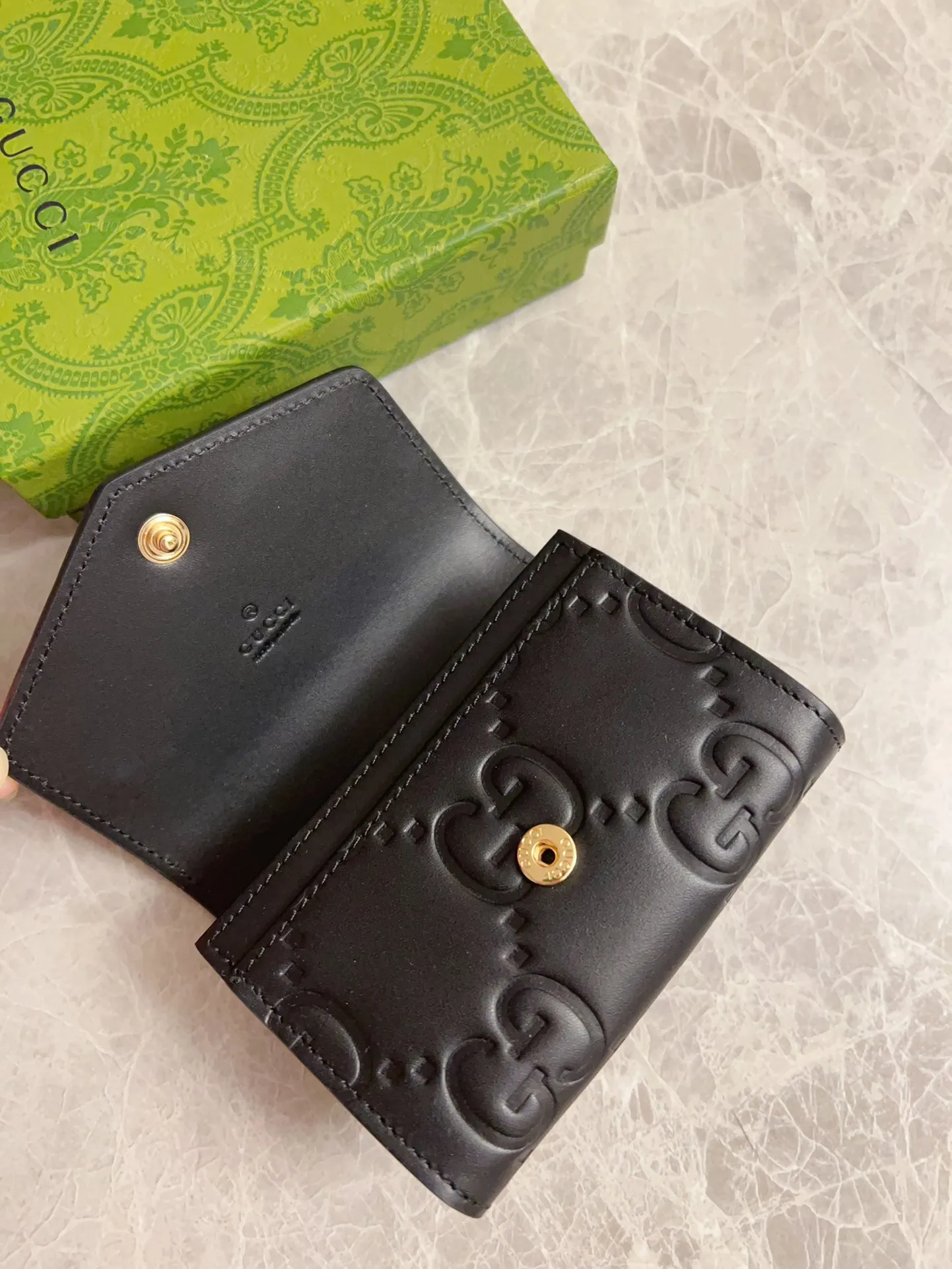 💰350🇭🇺🇭🇺Gucci [New Product] The classic GG pattern with rich texture and luster injects a unique style into this elegant black short card holder🍖🍖. Black GG cowhide, antique gold tone metal buttons🍖🍖 Model: 772792 Size: 11x 7.5 Color: Black Made in Italy