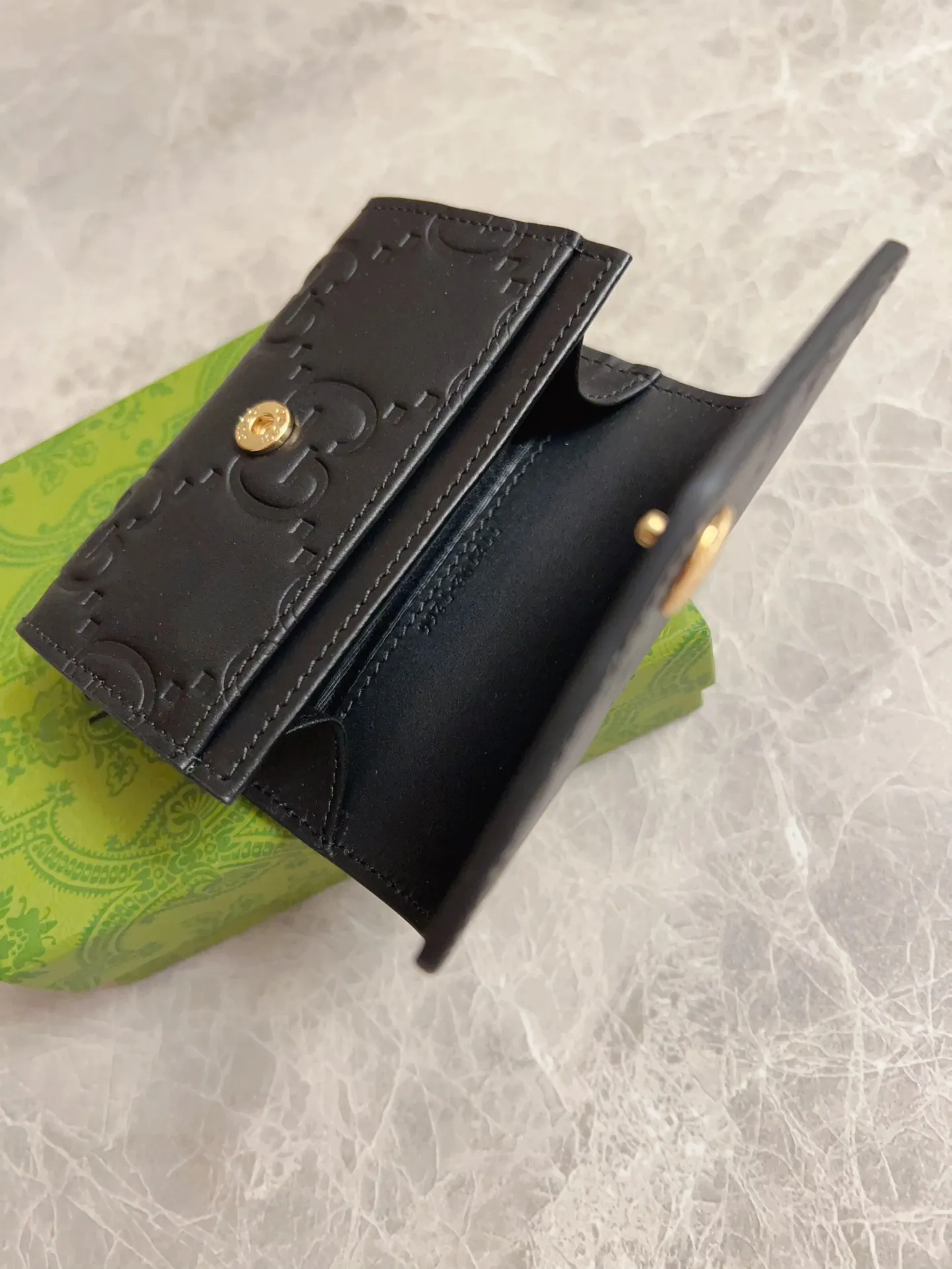 💰350🇭🇺🇭🇺Gucci [New Product] The classic GG pattern with rich texture and luster injects a unique style into this elegant black short card holder🍖🍖. Black GG cowhide, antique gold tone metal buttons🍖🍖 Model: 772792 Size: 11x 7.5 Color: Black Made in Italy