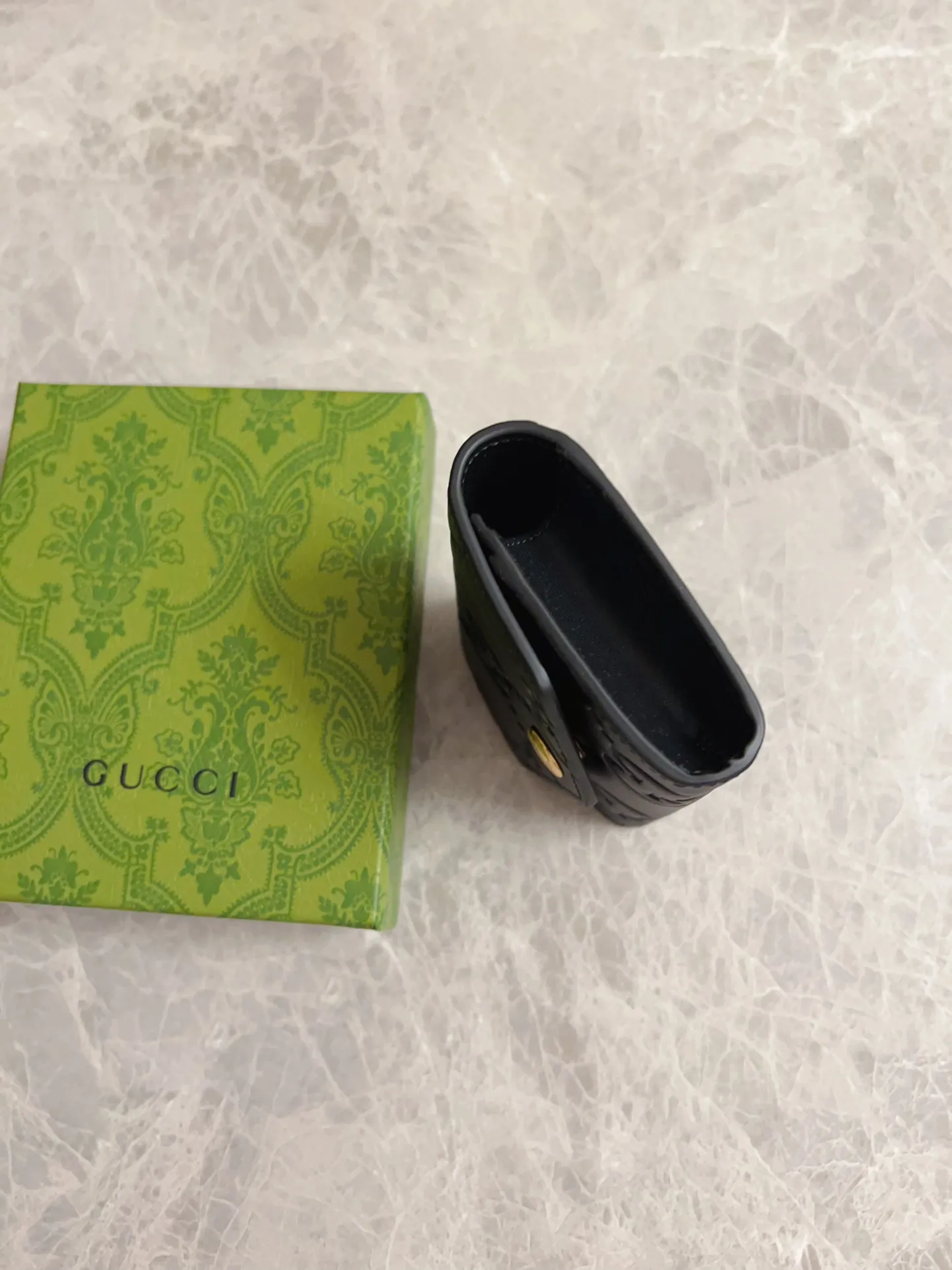 💰350🇭🇺🇭🇺Gucci [New Product] The classic GG pattern with rich texture and luster injects a unique style into this elegant black short card holder🍖🍖. Black GG cowhide, antique gold tone metal buttons🍖🍖 Model: 772792 Size: 11x 7.5 Color: Black Made in Italy