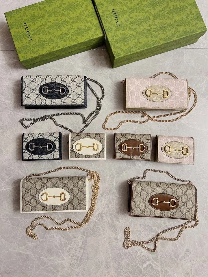💰360 🇭🇺🇭🇺 In the spring and summer series~beige🐡🐡newly launched Gucci is made of GG Supreme high-end artificial canvas and cowhide material 🐡🐡1955 Horsebit Card Holder This series adopts the same double-ring and long strip design as the handbag 🐡🐡This detail is inspired by the brand’s equestrian origins 🐡🐡It is one of Gucci’s classic heritage🐡🐡It is also one of the brand’s most representative symbolic elements🐡🐡Model: 621887, size: width 11x height 8.5x side width 3cm